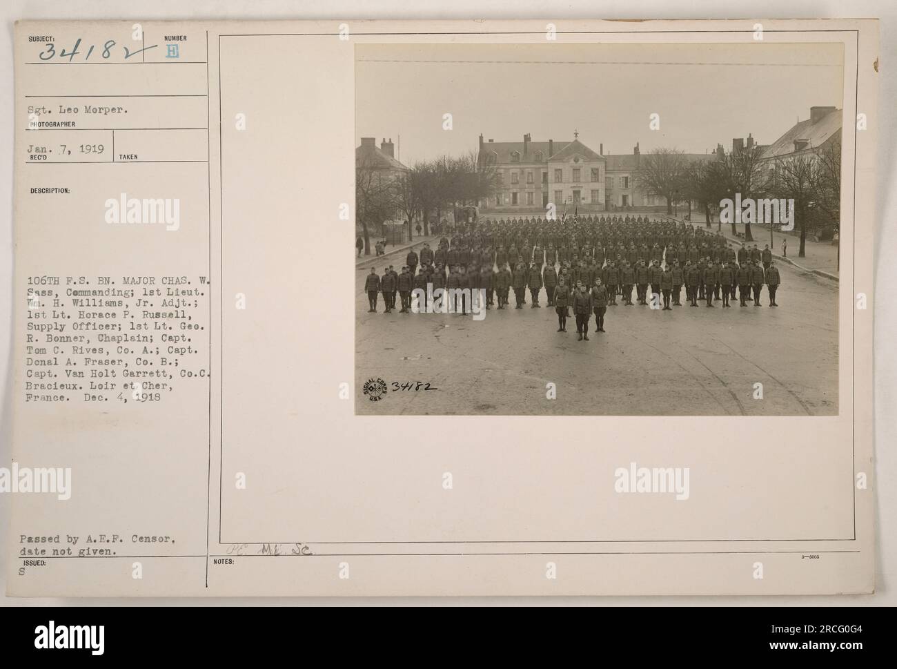 Le sergent Leo Morper, capturé sur cette photo par le photographe le 7 janvier 1919, est vu aux côtés du major Chas. W. Sass, commandant ; premier lieutenant W. H. Williams, Jr., adjudant ; premier lieutenant Horace P. Russell, officier d'approvisionnement ; premier lieutenant Geo. R. Bonner, aumônier ; Capitaine Tom C. rives, Co. A. ; Capitaine Donal A. Fraser, Co. B. ; Capitaine Van Holt Garrett, Co. C. cette photo a été prise à Bracieux, Loir et cher, France, le 4 décembre 1918, Et passé par le censeur de l'A.E.F. Banque D'Images