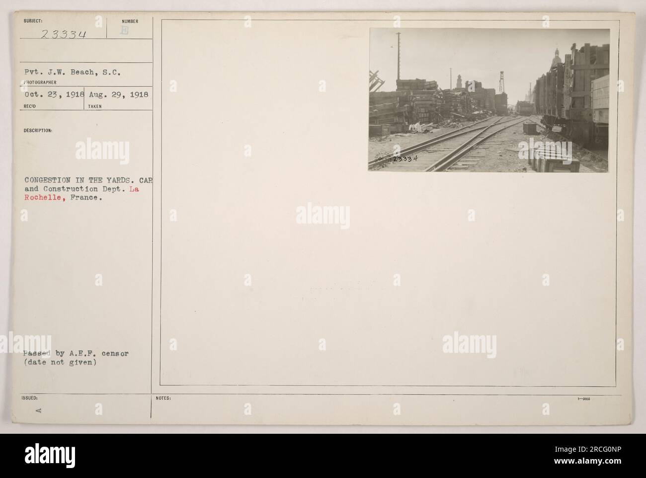 La photographie montre une vue de la congestion dans les gares de triage de la Rochelle, en France pendant la première Guerre mondiale. Il représente des soldats du département de la construction et un wagon de train en arrière-plan. La photo a été prise par le VP J.W. Beach le 29 août 1918 et a été approuvé par A.F.P. censeurs. Banque D'Images