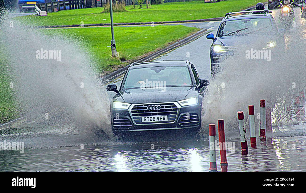 Glasgow, Écosse, Royaume-Uni 14 juillet 2023. Météo au Royaume-Uni : de fortes pluies ont vu la circulation lutter à travers les eaux de crue de surface sur l'A82 sur la grande route de l'ouest alors que la pluie a trempé la ville. Crédit Gerard Ferry/Alamy Live News Banque D'Images