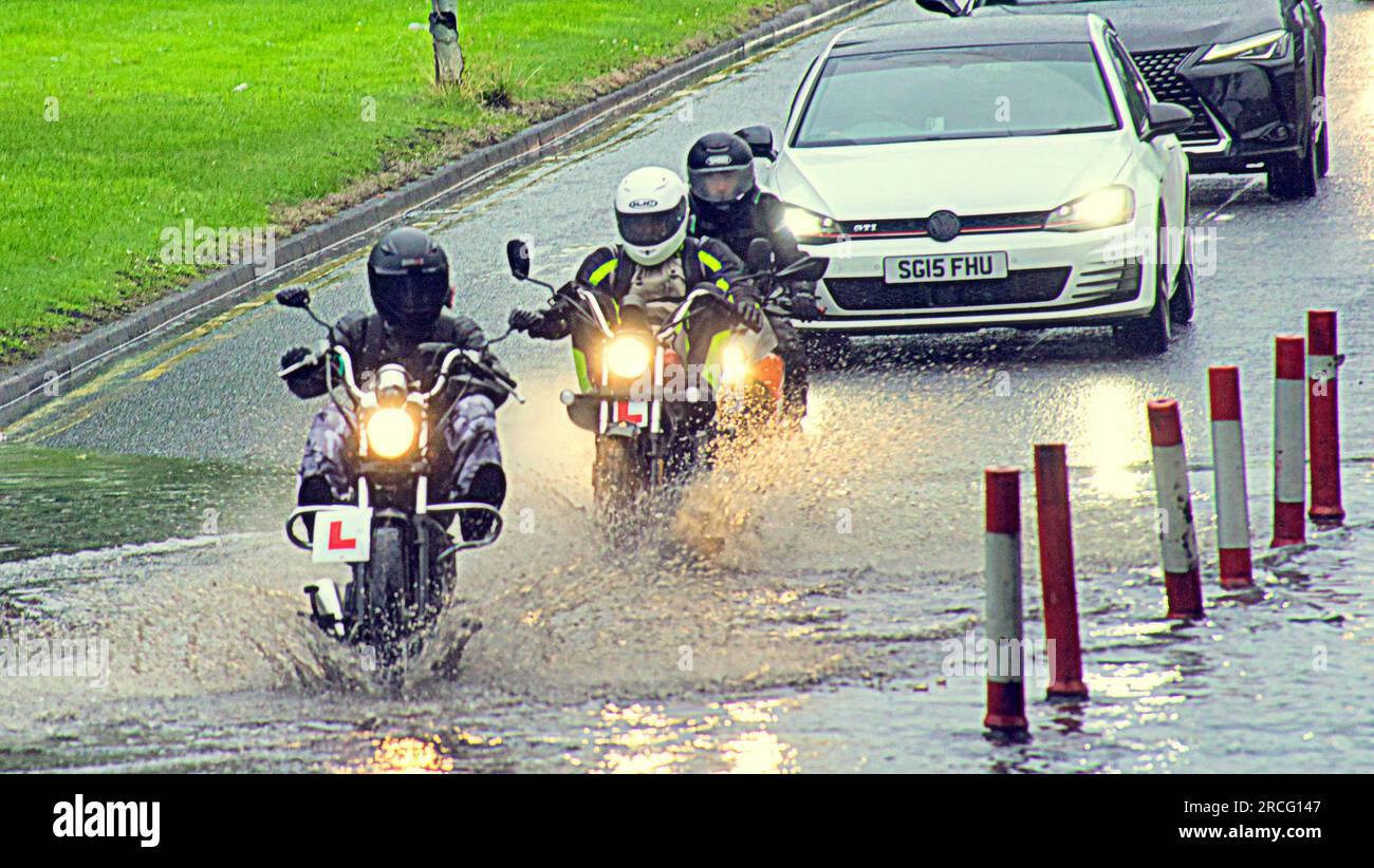Glasgow, Écosse, Royaume-Uni 14 juillet 2023. Météo au Royaume-Uni : les automobilistes apprenant à lever les pieds pour avouer l'inondation, la pluie lourde a vu la circulation se battre à travers les eaux d'inondation de surface sur l'A82 sur la grande route ouest alors que la pluie a trempé la ville. Crédit Gerard Ferry/Alamy Live News Banque D'Images