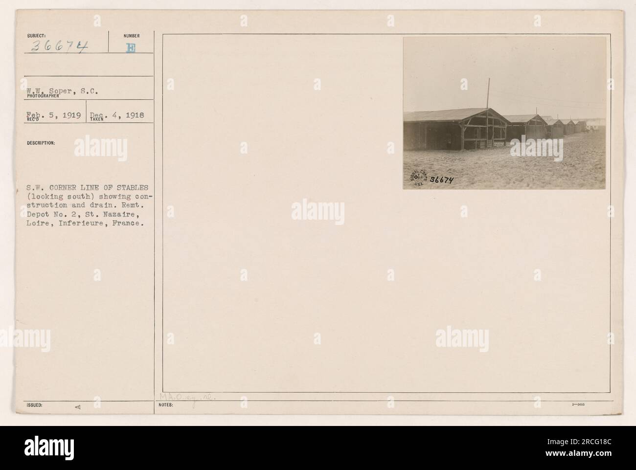 Construction et drainage de la ligne stable à Remt. Dépôt n° 2, St. Nazaire, France, photographiée par S.C. Soper le 4 avril 1918. L'image montre la vue orientée au sud de la ligne d'étable, mettant en évidence les activités de construction et de drainage en cours dans la région. Banque D'Images