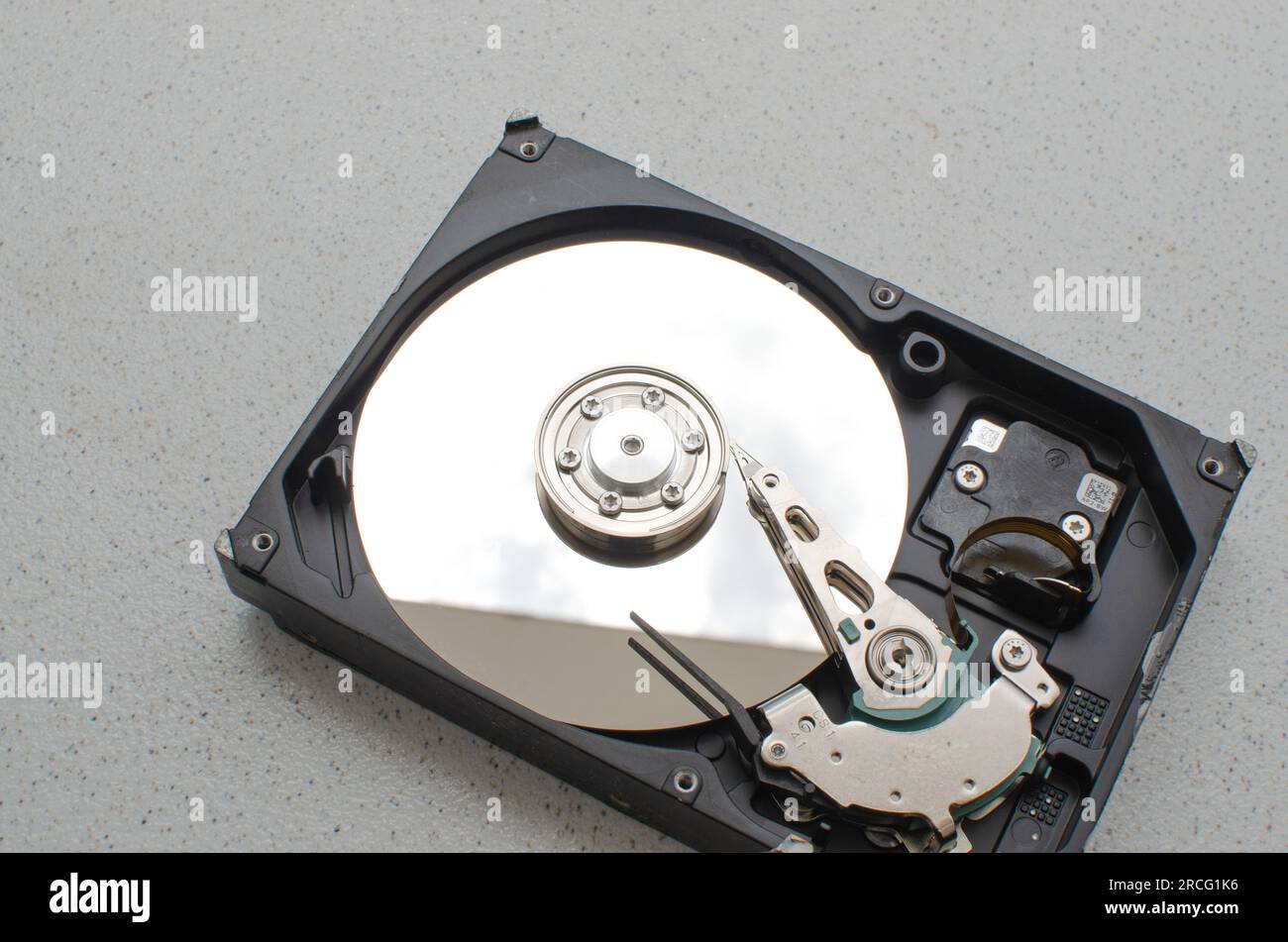 Vue détaillée d'un disque dur ouvert, montrant ses plateaux magnétiques et ses têtes de lecture. Technologie de stockage fiable. Banque D'Images