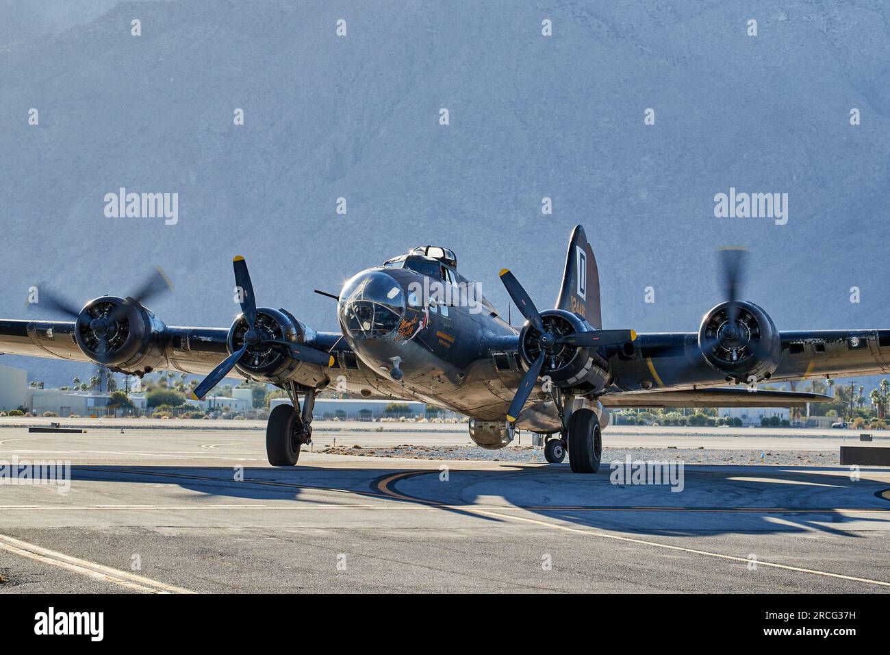 Palm Springs, Californie, États-Unis. 13 novembre 2021. Le B-17 Flying Fortress utilisé dans le film de 1990 ''Memphis Belle'' arrivant au Palm Springs Air Museum. (Image de crédit : © Ian L. Sitren/ZUMA Press Wire) USAGE ÉDITORIAL SEULEMENT! Non destiné à UN USAGE commercial ! Banque D'Images