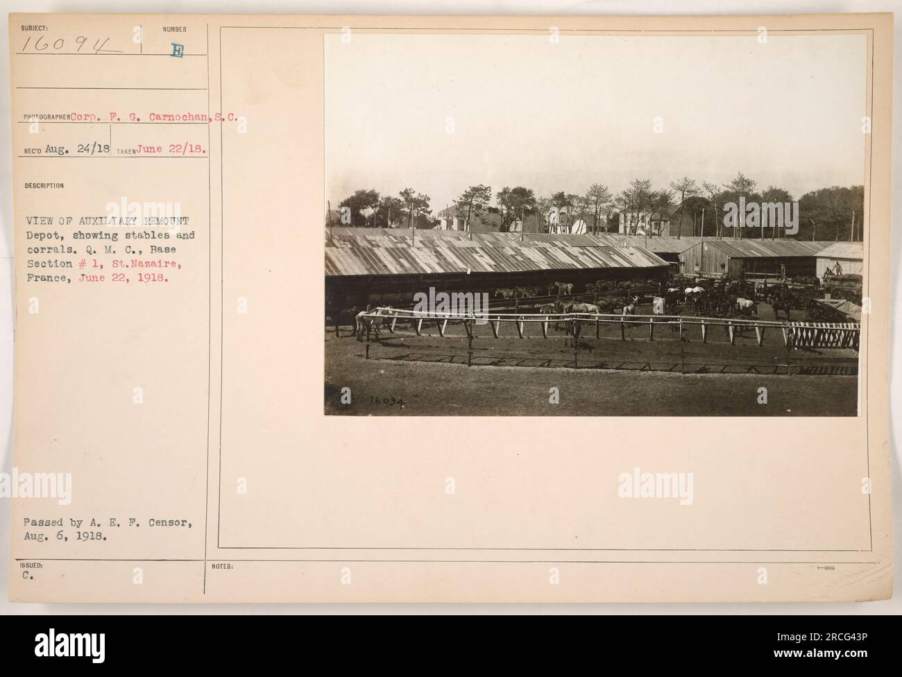 Vue du dépôt de remontage auxiliaire à Saint-Nazaire, France, le 22 juin 1918. La photographie montre des écuries et des corrals du dépôt. Capturé par Corp. F. G. Carnochan, S. C. est passé par le censeur A. E. P. le 6 août 1918. Banque D'Images