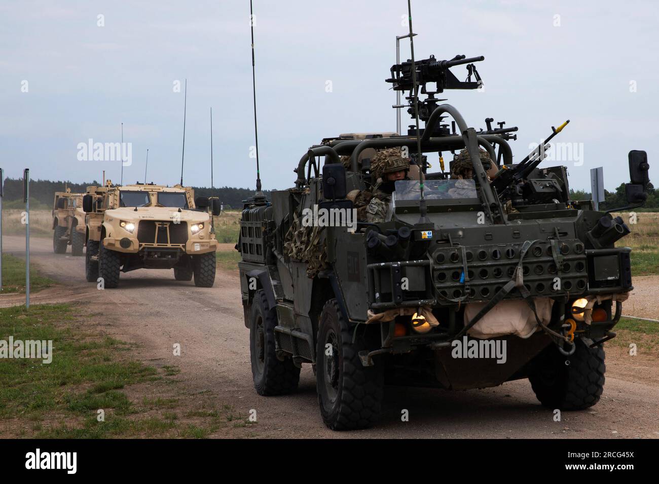 3 juillet 2023 - Bemowo Piskie, Pologne - États-Unis Soldats avec quartier général et compagnie du quartier général, 1st Battalion, 9th Cavalry Regiment, 2nd Armored Brigade combat Team, 1st Cavalry Division, soutenant la 4th Infantry Division, avec des soldats de l'armée britannique avec le Royaume-Uni Royal Lancers, troupe Aliwal, soutenant le groupement tactique de présence avancée renforcée de l'OTAN en Pologne, retour de l'opération Aliwal Surge dans la zone d'entraînement de Bemowo Piskie, Pologne, juillet 3. Aliwal Surge était un exercice de préparation à court préavis conçu pour tester l'interopérabilité et l'innovation des unités militaires participantes, y compris Banque D'Images