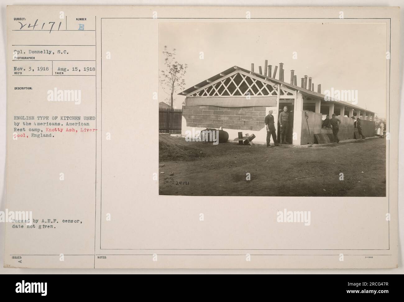 Une photographie prise par le caporal Donnelly le 3 novembre 1918 montre le type anglais de cuisine utilisé par les Américains au camp de repos américain de Knotty Ash, Liverpool, Angleterre. La photo a été transmise par le censeur de l'A.E.F. mais la date exacte de délivrance n'est pas mentionnée. Publié n° 24171. » Banque D'Images