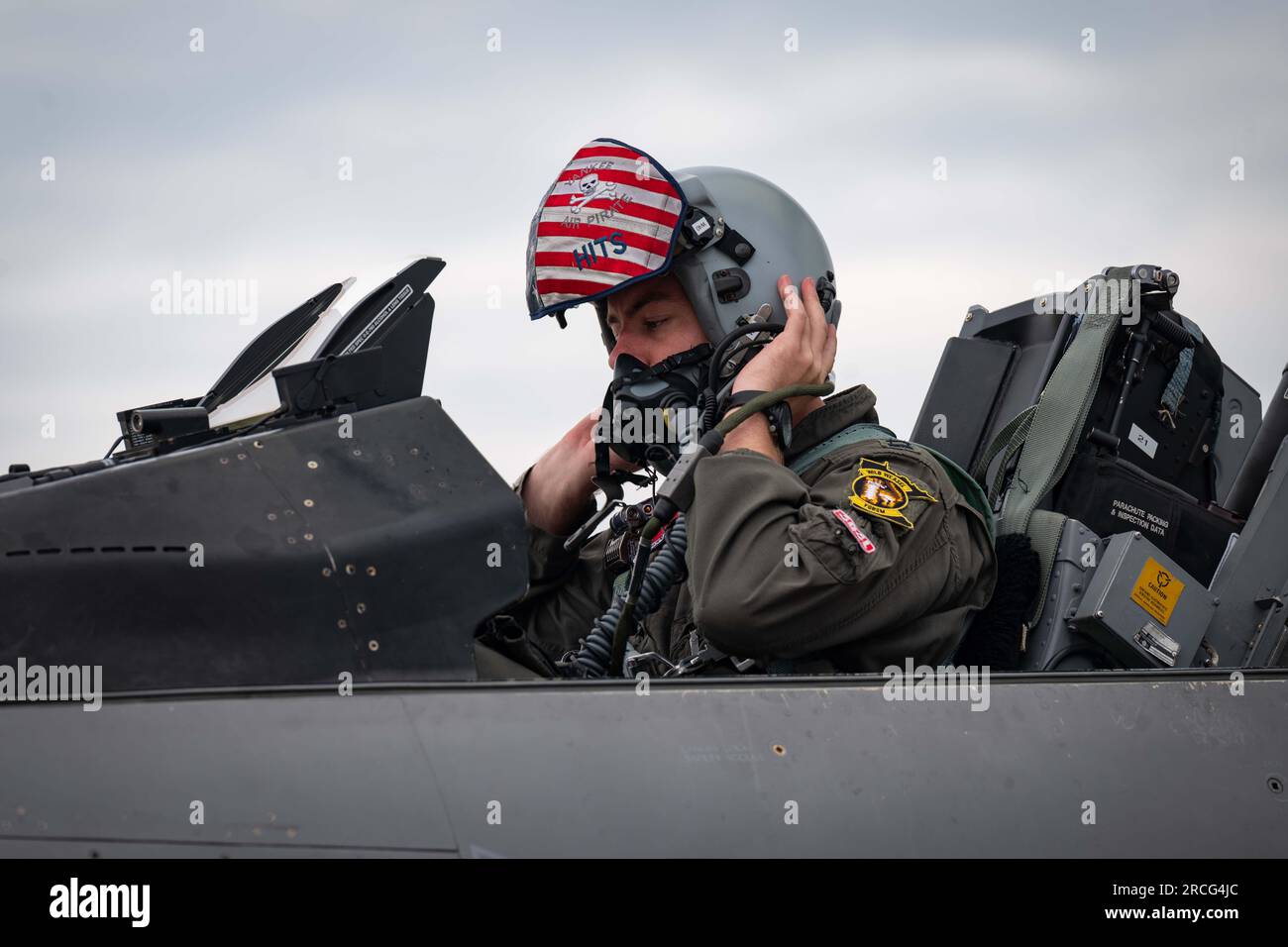 19 juin 2023 - Allemagne - États-Unis Le capitaine Michael Loh Jr., pilote de la 52nd Fighter Wing, enfile un casque avant le décollage dans un avion Fighting Falcon F-16CM affecté à la 148th Fighter Wing, Minnesota National Guard, à la Tactical Air Force Wing 73, Laage, Allemagne, lors de l'exercice Air Defender 2023 (AD23), le 19 juin 2023. L’exercice AD23 est un exercice multinational dirigé par l’Allemagne qui se concentre sur l’entraînement opérationnel et tactique sur le terrain, principalement organisé en Allemagne, avec des sites d’opérations avancés en République tchèque, en Estonie et en Lettonie. (Image de crédit : © États-Unis Garde nationale/ZUMA Press Wire/ZUMA Banque D'Images