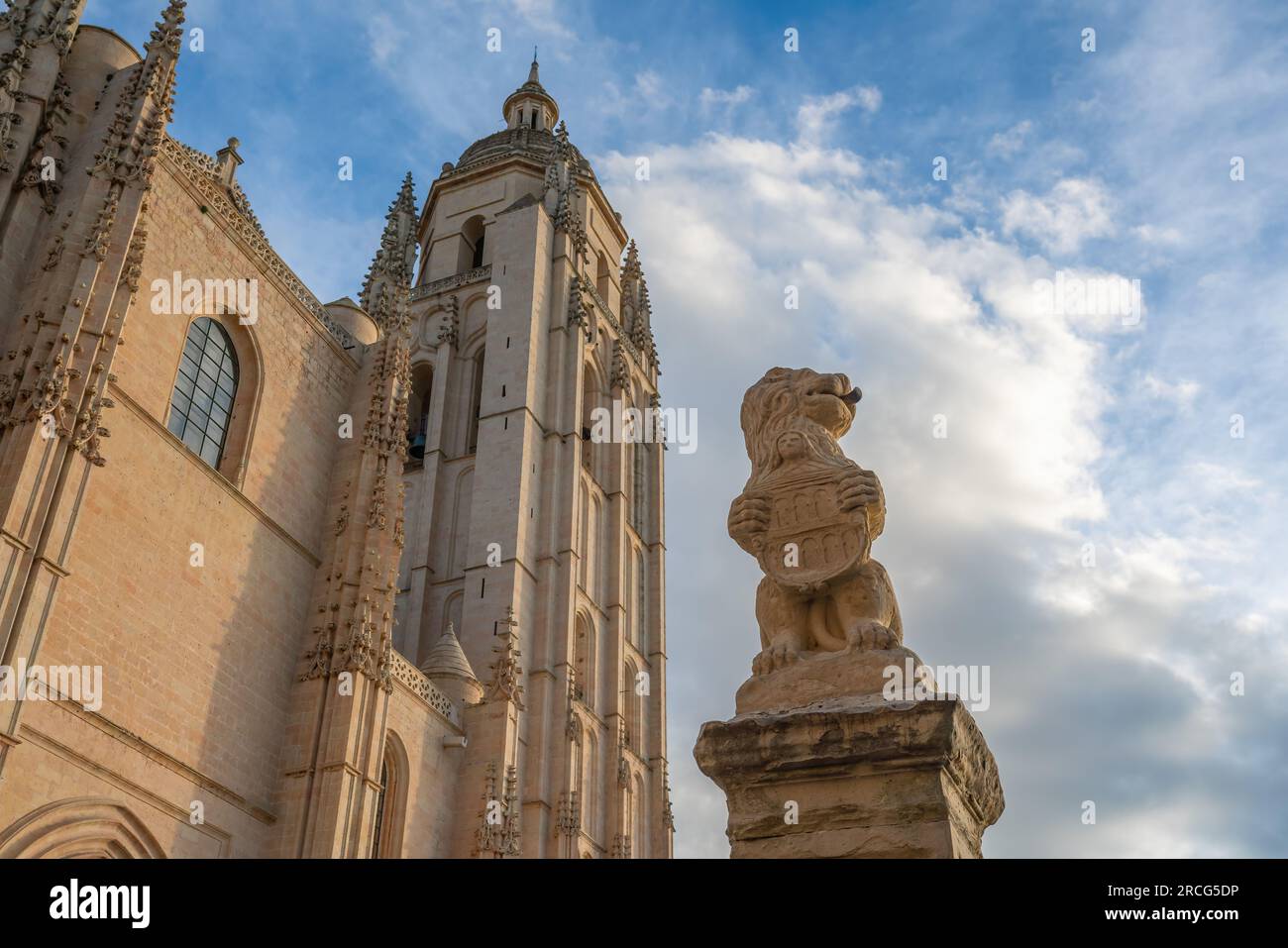 Clocher de la cathédrale de Ségovie et sculpture du lion - Ségovie, Espagne Banque D'Images