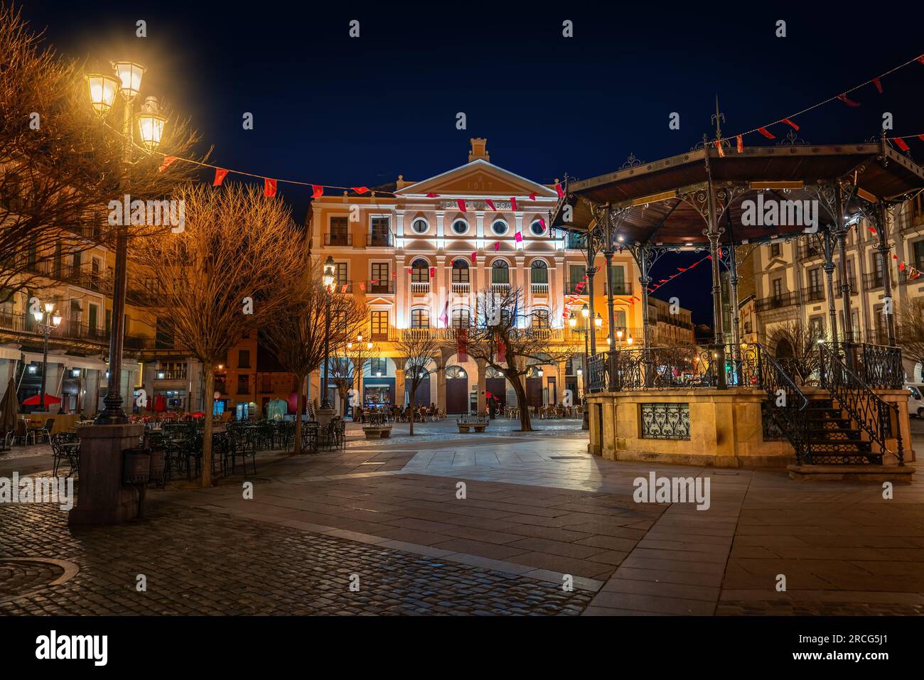 Plaza Mayor Square avec le théâtre Juan Bravo la nuit - Ségovie, Espagne Banque D'Images