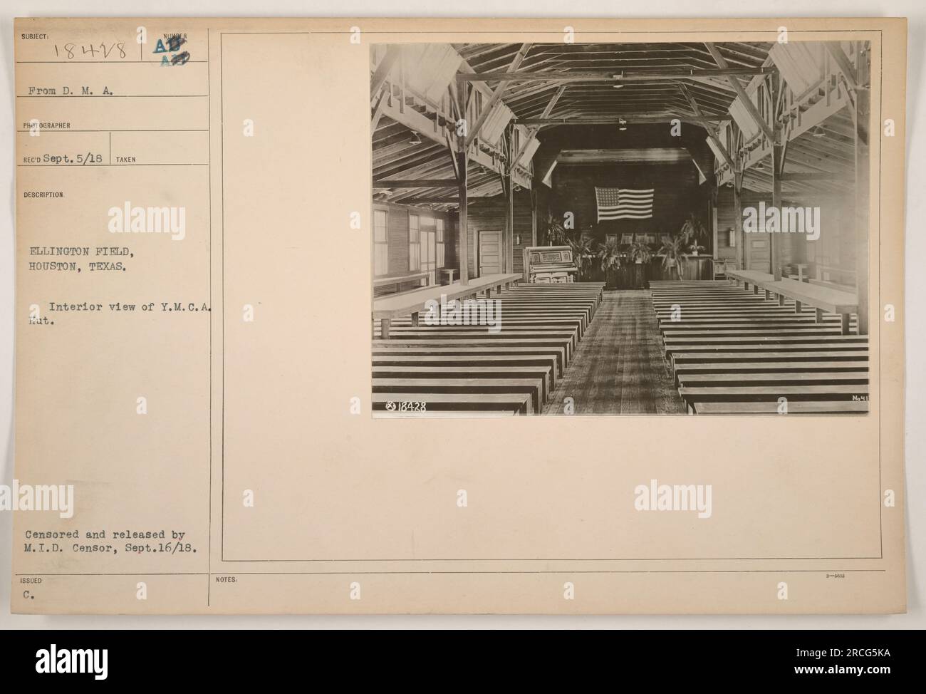 Vue intérieure d'un Y.M.C.A. (Young Men's Christian Association) cabane à Ellington Field à Houston, Texas. Cette cabane, désignée sous le nom de Hut 458UED C. A, a été utilisée par le personnel militaire américain pendant la première Guerre mondiale. La photographie a été censurée et publiée par le censeur de la Division du renseignement militaire le 16 septembre 1918. Date estimée de prise : 5 septembre 1918. Numéro de référence : 111-SC-18428. Banque D'Images