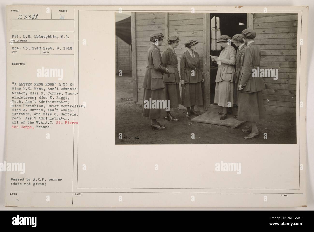 Les membres de W.A.C. de St. Pierre des corps, France, reçoit une lettre de chez lui. Les soldats dans l'image du 23 octobre 1918 incluent le Pvt. L.H. McLaughlin, S.C. Les femmes sur la photo sont Miss K.E. Wint, administrateur ASE ; Mlle S. Corner, quart-ermistress ; Mlle E. Bigge, Tech. Administrateur de l'as ; Mlle Horinblow, contrôleur en chef ; Mlle A. Curtis, administratrice de l'as; Et Miss 0. Bartels, Tech. ASS't Administrator, tous les corps auxiliaires de l'armée féminine (W.A.A.C). Banque D'Images