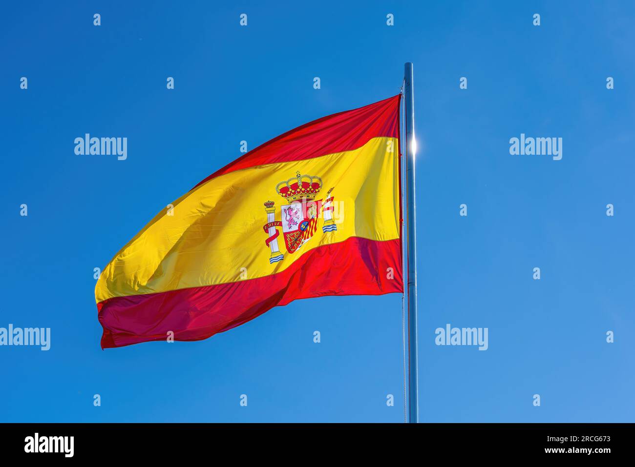 Drapeau de l'Espagne sur un ciel bleu Banque D'Images