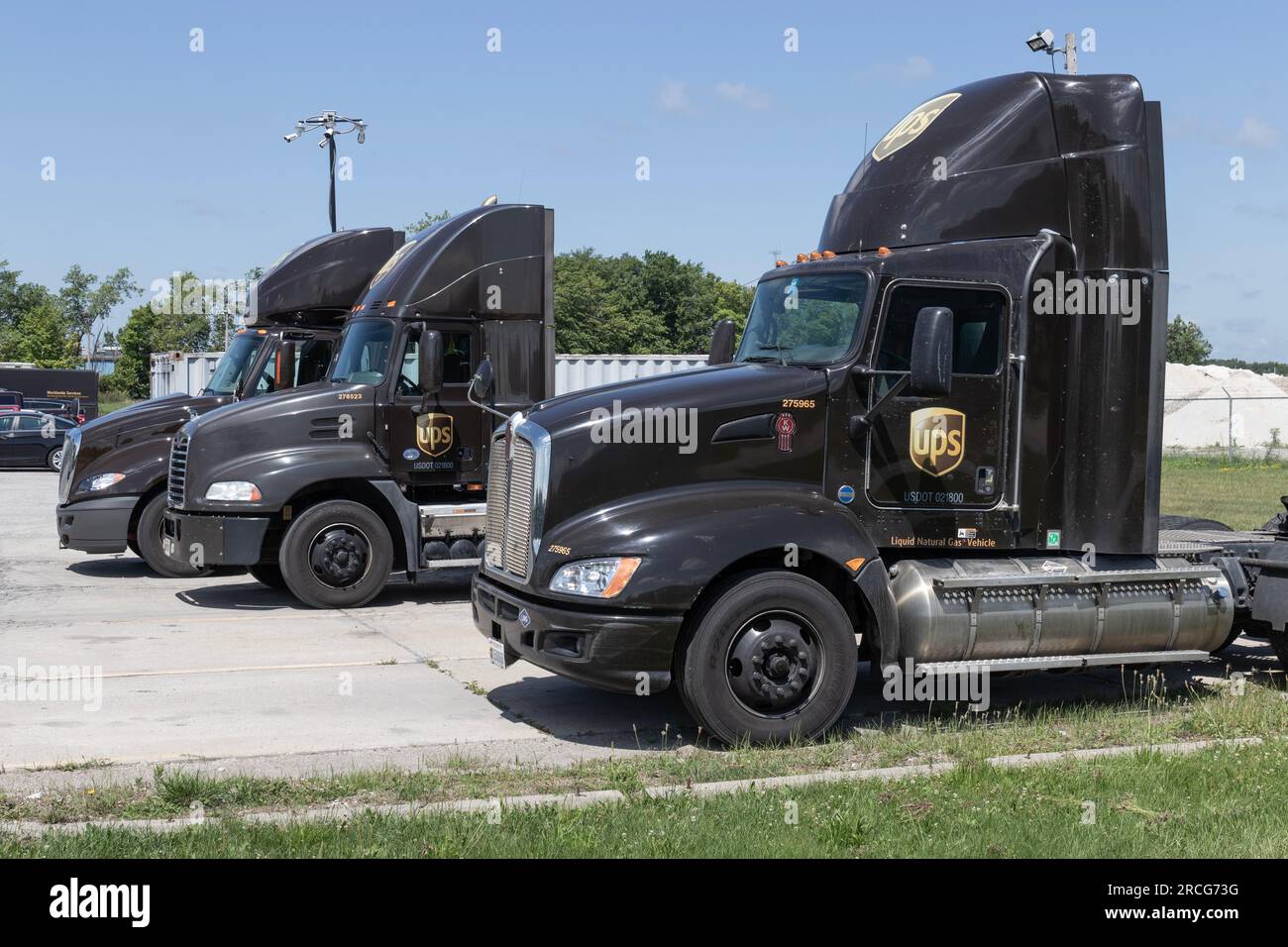 Kokomo - 14 juillet 2023 : camions de livraison et de transport UPS. UPS ramasse, transporte et livre des colis du monde entier. Banque D'Images