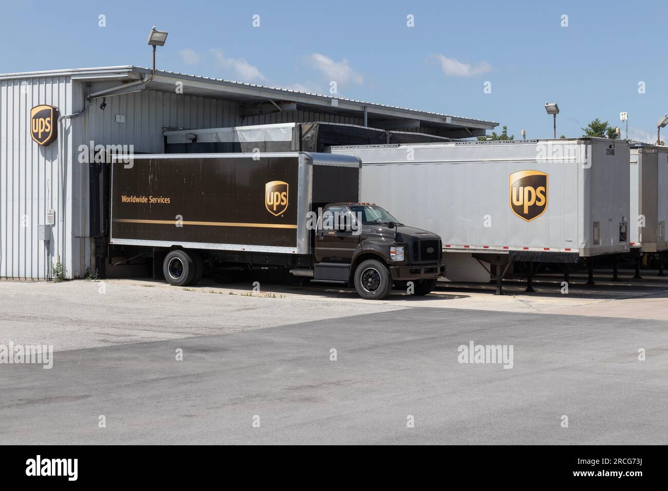 Kokomo - 14 juillet 2023 : camions de livraison et de transport UPS. UPS ramasse, transporte et livre des colis du monde entier. Banque D'Images