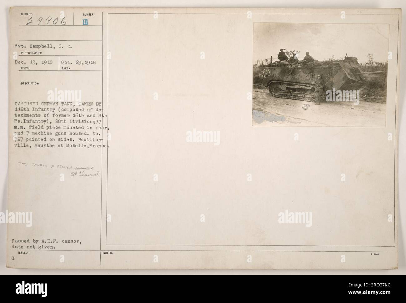 '29 octobre 1918 - le soldat Campbell du 112th Infantry a capturé cette image d'un char allemand à Bouillonville, Meurthe et Moselle, France. Le char est armé d'une pièce de terrain de 77 mm montée à l'arrière, et de 7 mitrailleuses. Le réservoir est marqué du numéro 727 sur ses côtés. » Banque D'Images