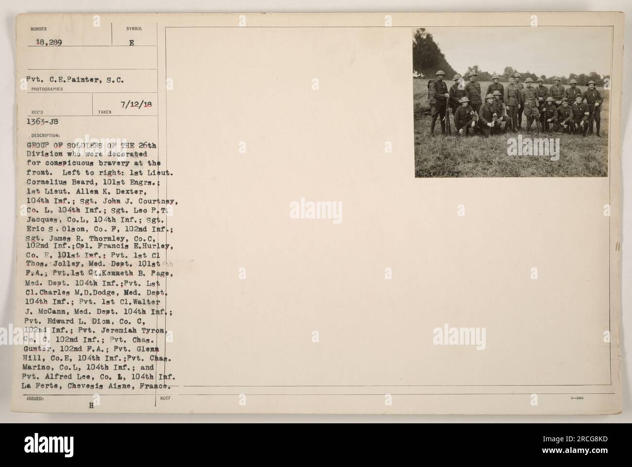 Groupe de soldats de la 26e division décorés pour bravoure au front. De gauche à droite : Lat Lieut. Cornelius Beard, Lat Lieut. Allen K. Dexter, Sgt. John J. Courtney, Sgt. Leo P.T. Jacques, Sgt. Eric S. Olson, Sgt. James R. Thornley, Cpl. Francis E. Hurley, Pvt. 1e Cl. Thos. Jolley, VP. 1st Cl. Kenneth B. page, VP Lat Cl. Charles M.D. Dodge, VP. 1st Cl. Walter J. McCann, soldat Edward L. Dion, soldat Jeremiah Tyron, soldat Chas. Gunter, soldat Glenn Hill, soldat Chas. Marino, et le soldat Alfred Lee. La Ferte, Chevesis Aisne, France. Banque D'Images