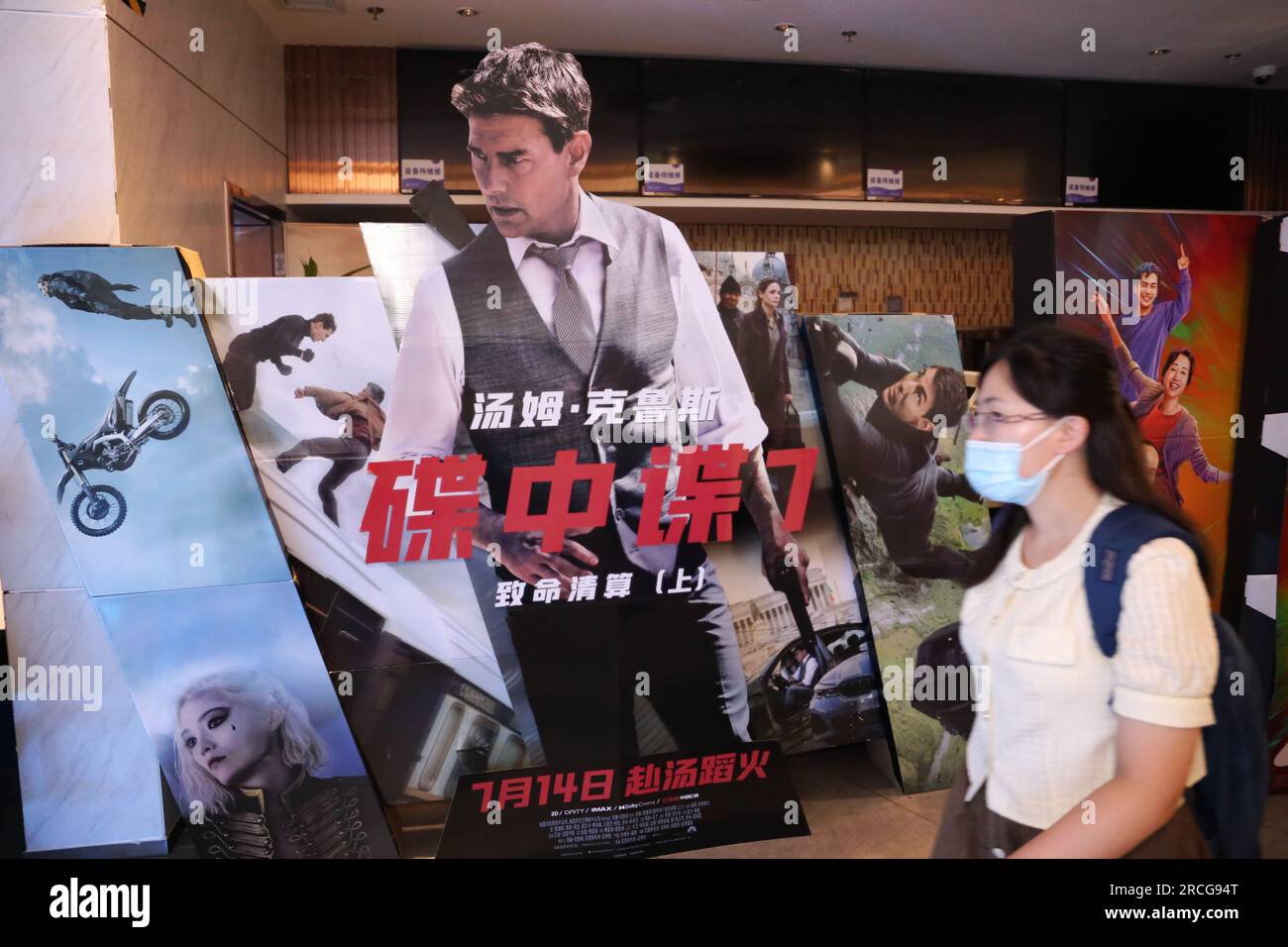 SHANGHAI, CHINE - 14 JUILLET 2023 - les fans passent une affiche du film Super Agent IP Mission : Impossible - Dead Reckoning part One Mission : Impossible 7 s. Banque D'Images