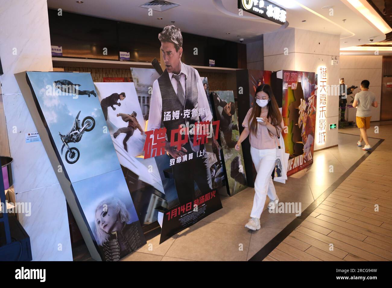 SHANGHAI, CHINE - 14 JUILLET 2023 - les fans passent une affiche du film Super Agent IP Mission : Impossible - Dead Reckoning part One Mission : Impossible 7 s. Banque D'Images