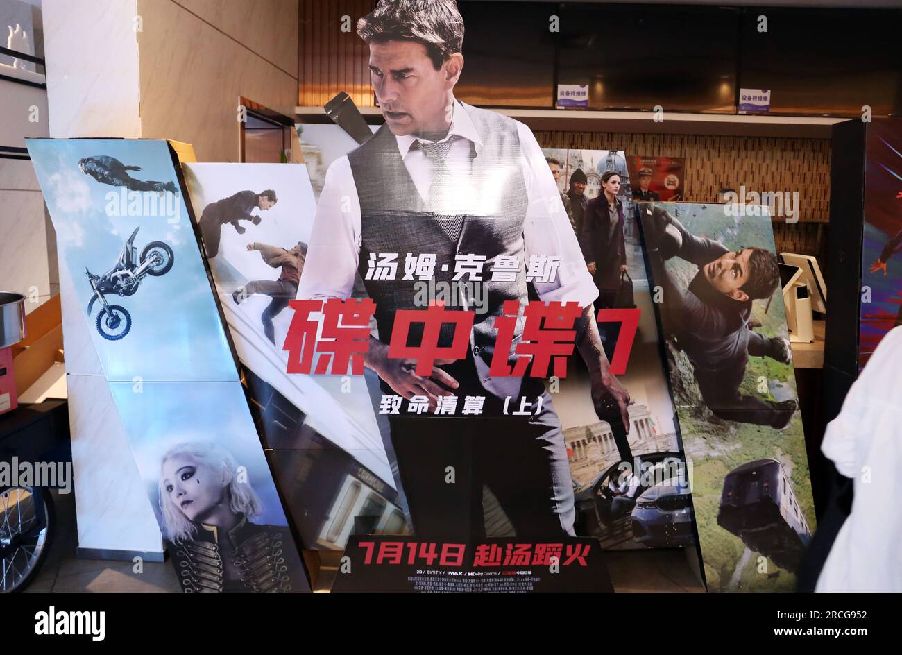 SHANGHAI, CHINE - 14 JUILLET 2023 - les fans passent une affiche du film Super Agent IP Mission : Impossible - Dead Reckoning part One Mission : Impossible 7 s. Banque D'Images