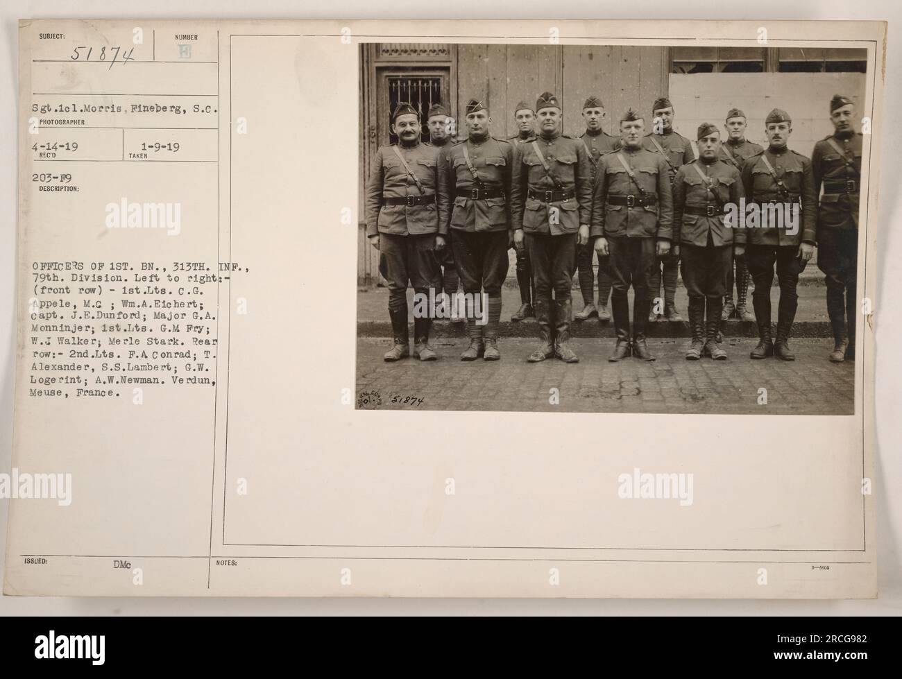 Légende : officiers du 1e Bataillon, 313e d'infanterie, 79e Division, posant pour une photo à Verdun, Meuse, France pendant la première Guerre mondiale. Les officiers de la première rangée, de gauche à droite, sont le 1st Lieutenants C.G. Appele, M.C ; Wm.A.Bichert ; Capitaine J.E. Dunford ; Major G.A. Monninjer ; 1st Lieutenants G.M. Fry ; W.J. Walker ; et Merle Stark. Dans la rangée arrière, il y a des seconds lieutenants F.A. Conrad ; T. Alexander ; S.S. Lambert ; G.W. Logerint ; et A.W. Newman. La photo a été prise le 14 avril 1919 et émise le 9 janvier 1919. Photographe : inconnu (Notes DMC : 51874 6 80 B TO B ANMA). Banque D'Images