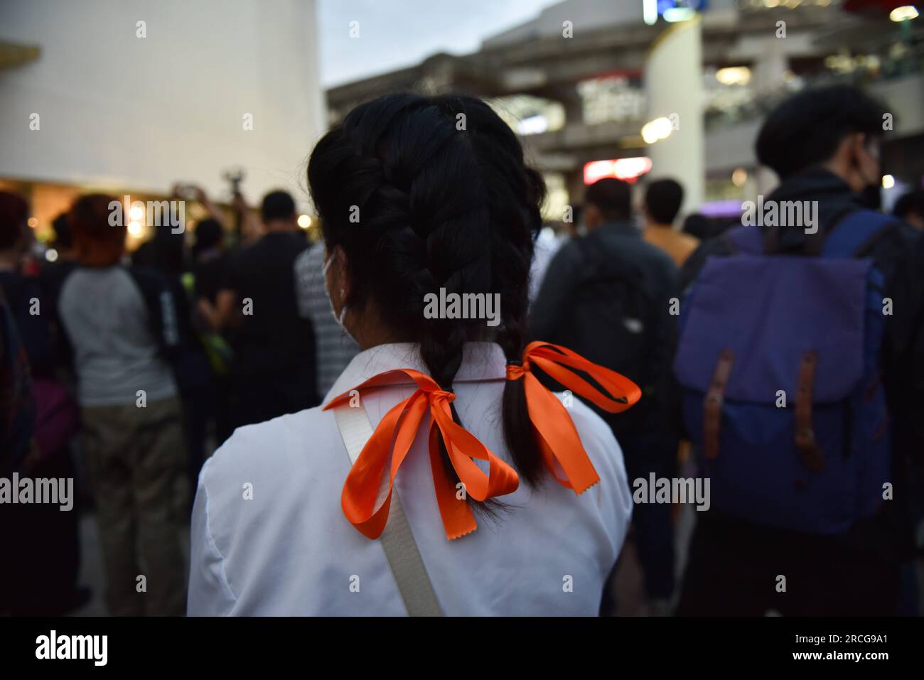 Bangkok, Thaïlande. 14 juillet 2023. BANGKOK - les partisans de Pita Limjaroenrat, chef du parti Move Forward, attaché avec un arc orange comme symbole, zone en face du Bangkok Art & Culture Centre, Rama 1 Road, le 14 juillet 2023. (Photo de Teera Noisakran/Pacific Press) crédit : Pacific Press Media production Corp./Alamy Live News Banque D'Images