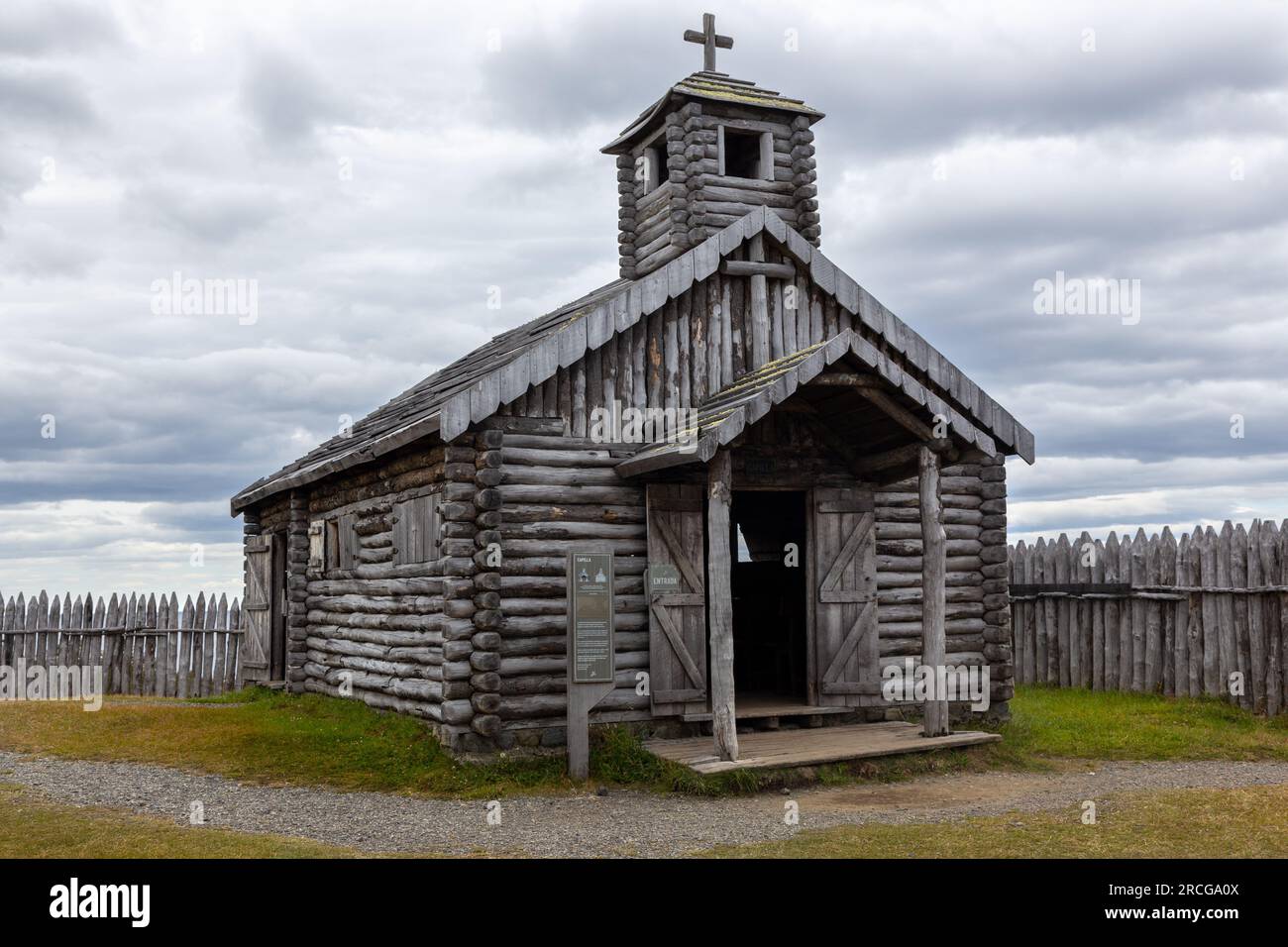 Old Church Log Cabin extérieur à Fuerte Bulnes, célèbre fort historique du Chili sur le détroit de Magellan, Punta Arenas, Patagonie chilienne, Amérique du Sud Banque D'Images
