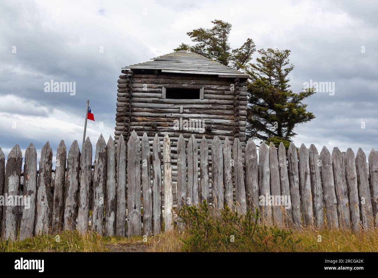 Clôture en bois et vieux bâtiment en rondins, Fuerte Bulnes, célèbre fort historique du Chili sur le détroit de Magellan près de Punta Arenas, Patagonie chilienne, Amérique du Sud Banque D'Images