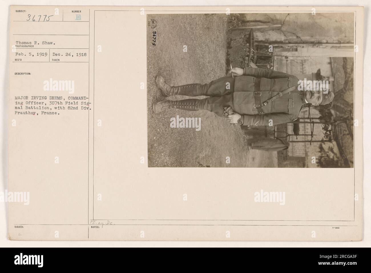 Une photographie du major Irving Deems, commandant du 307e bataillon de signaux de campagne, avec la 82e division à Prauthoy, en France. La photo a été prise le 5 février 1919 et reçue le 24 décembre 1918. Le photographe Thomas R. Shaw a capturé l'image. Légende : Major Irving Deems, 307th Field signal Battalion, avec 82nd Division, à Prauthoy, France. Banque D'Images