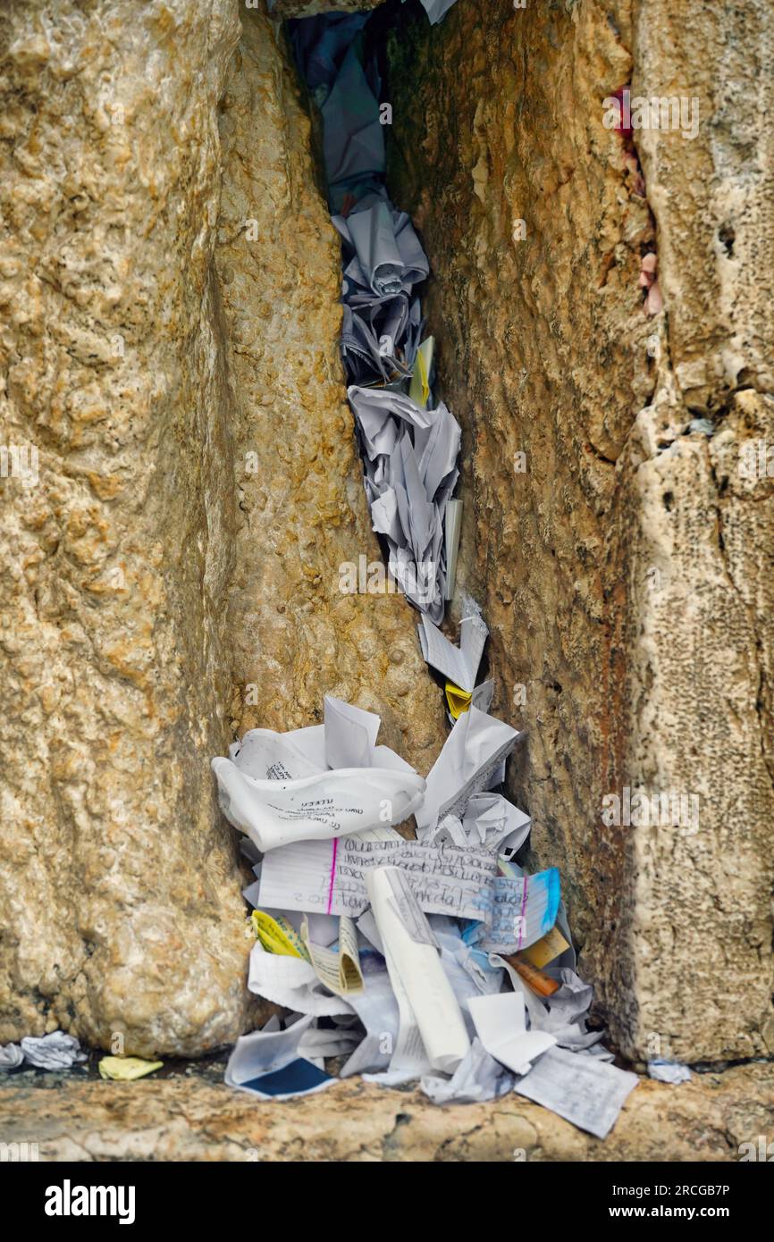 Notes à l'intérieur du mur des lamentations, Jérusalem, Israël Banque D'Images