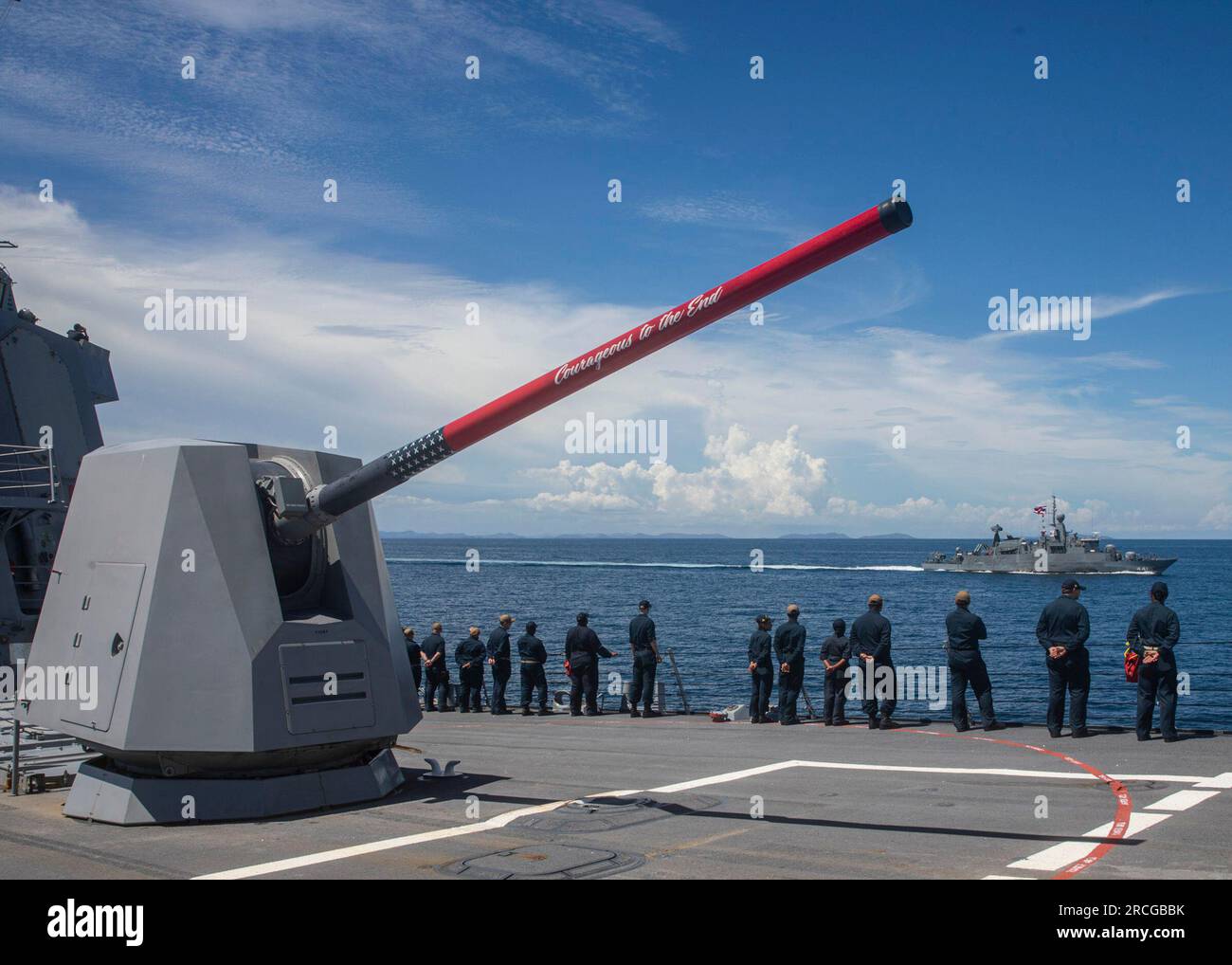 GOLFE DE THAÏLANDE (29 juin 2023) les marins à bord du destroyer de missiles guidés de classe Arleigh Burke USS Rafael Peralta (DDG 115) manipulent les rails pour rendre hommage au navire de guerre HTMS Rattanakosin (FSGM 441) de la Royal Thai Navy lors d'un exercice de transit. Rafael Peralta est affecté à la Task Force 71/Destroyer Squadron (DESRON) 15, le plus grand DESRON déployé à l’avant de la Marine et la principale force de surface de la 7e flotte américaine. (ÉTATS-UNIS Photo de la Marine par Colby A. Mothershead, spécialiste des communications de masse de 2e classe) Banque D'Images