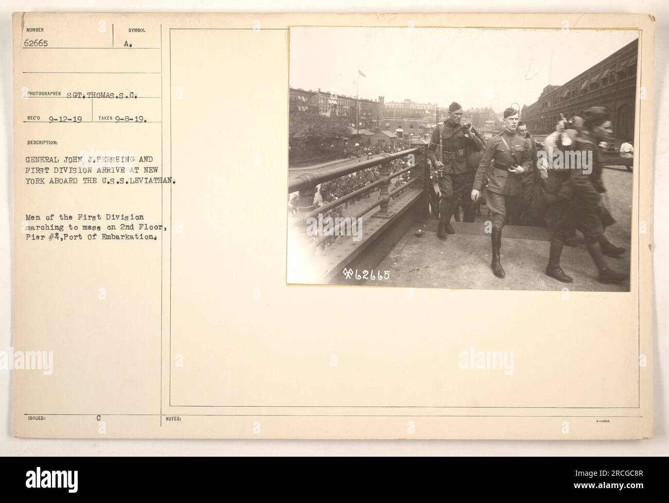 Le général John J. Pershing et la première division de l'armée américaine arrivent à New York à bord de l'USS Leviathan. La photographie montre les hommes de la première Division marchant vers le mess au 2e étage du quai #4 au port d'embarquement. La photo a été prise le 8 septembre 1919. Banque D'Images