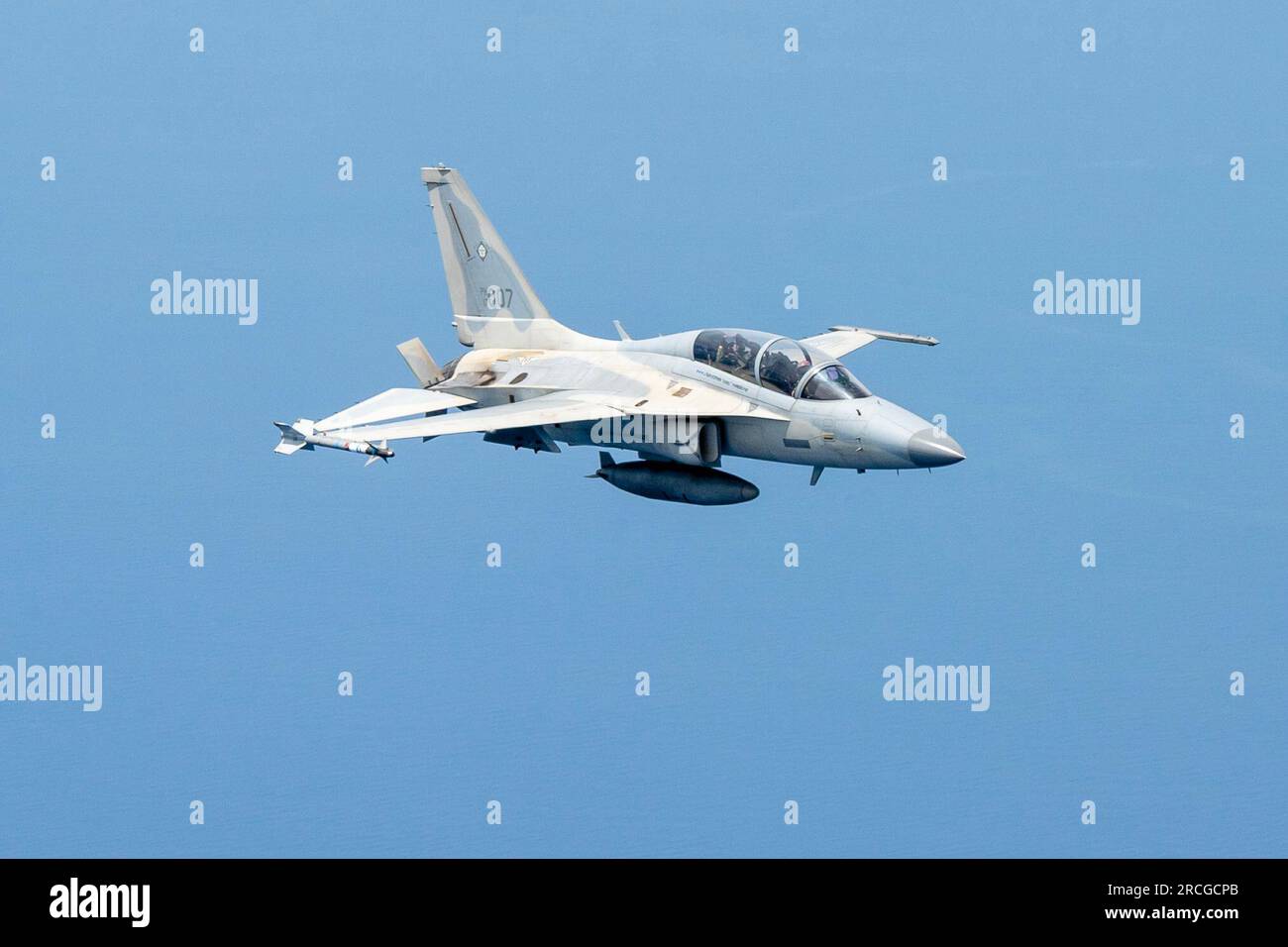 Un FA-50 de la Force aérienne philippine exécute une mission d’entraînement bilatérale au cours de l’exercice Cope Thunder 23-2 au-dessus de la mer de Chine méridionale, le 10 juillet 2023. Grâce à la formation bilatérale, les forces aériennes américaine et philippine travaillent ensemble pour promouvoir l'interopérabilité, favorisant ainsi nos investissements et renforçant nos relations. (ÉTATS-UNIS Photo de la Garde nationale aérienne par le maître Sgt Mysti Bicoy) Banque D'Images