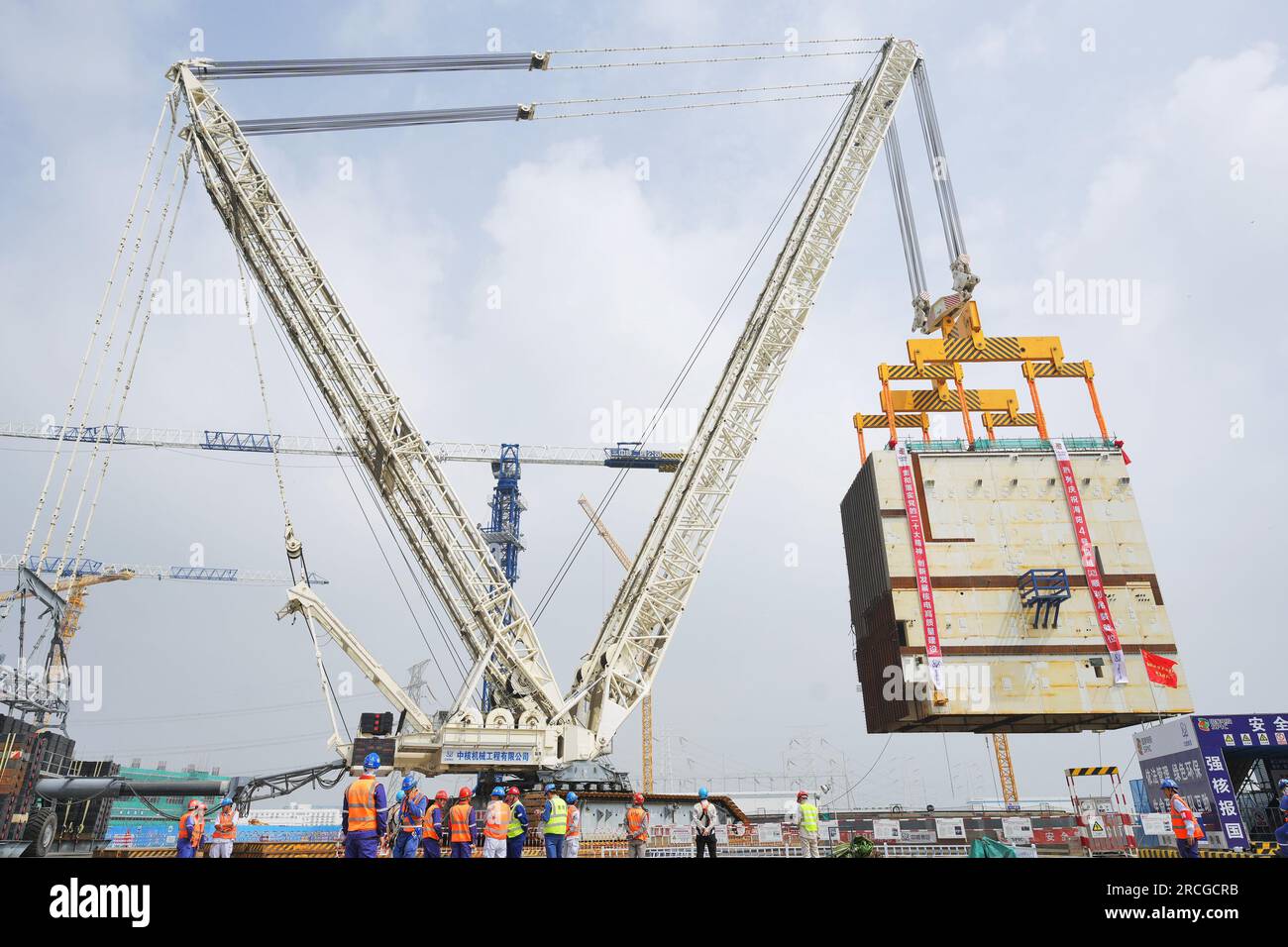 YANTAI, CHINE - 14 JUILLET 2023 - Une grande grue soulève le module CA20 dans l'île nucléaire de l'unité 4 de la centrale nucléaire de Shandong Haiyang en Y Banque D'Images