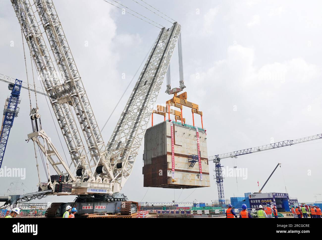 YANTAI, CHINE - 14 JUILLET 2023 - Une grande grue soulève le module CA20 dans l'île nucléaire de l'unité 4 de la centrale nucléaire de Shandong Haiyang en Y Banque D'Images
