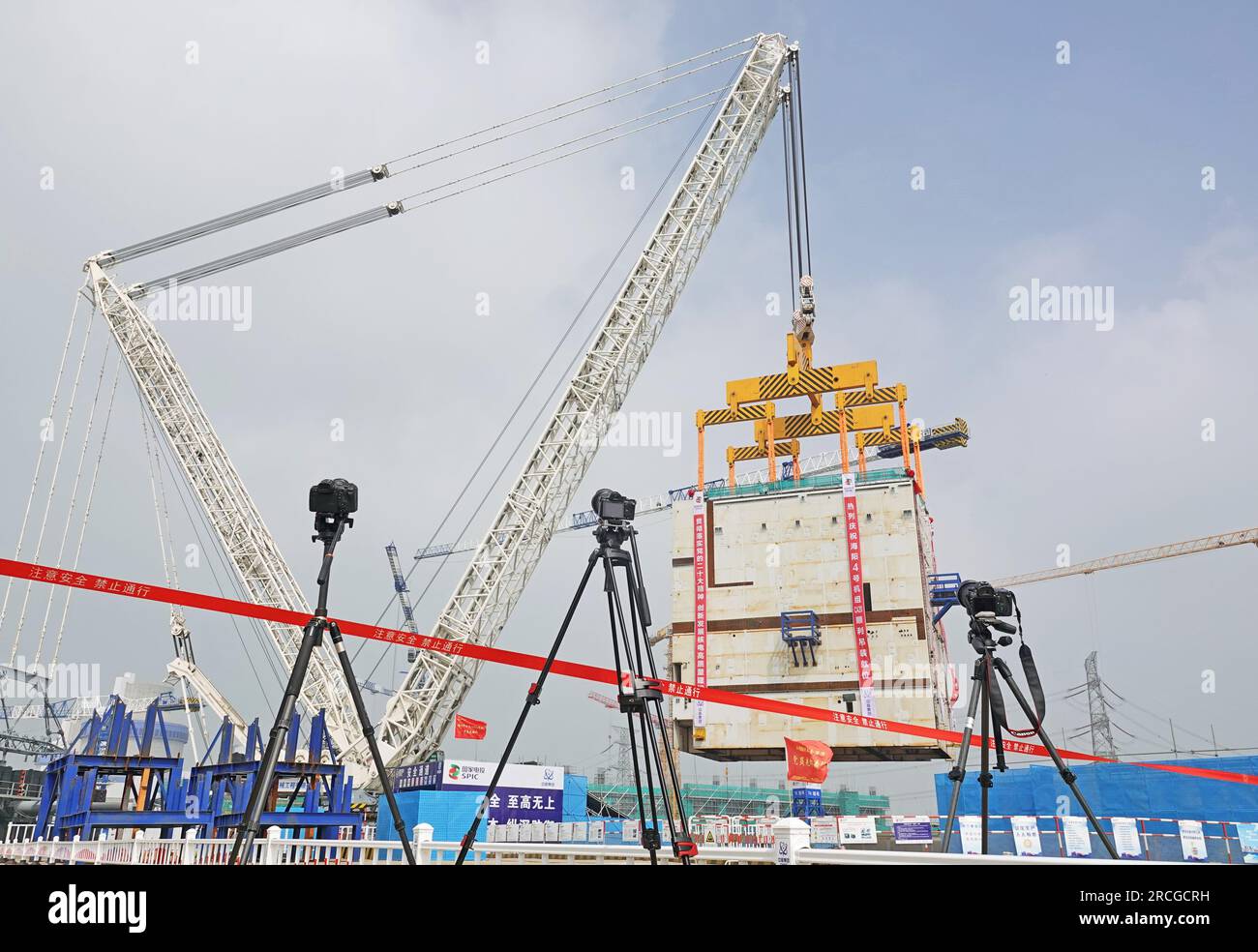 YANTAI, CHINE - 14 JUILLET 2023 - Une grande grue soulève le module CA20 dans l'île nucléaire de l'unité 4 de la centrale nucléaire de Shandong Haiyang en Y Banque D'Images