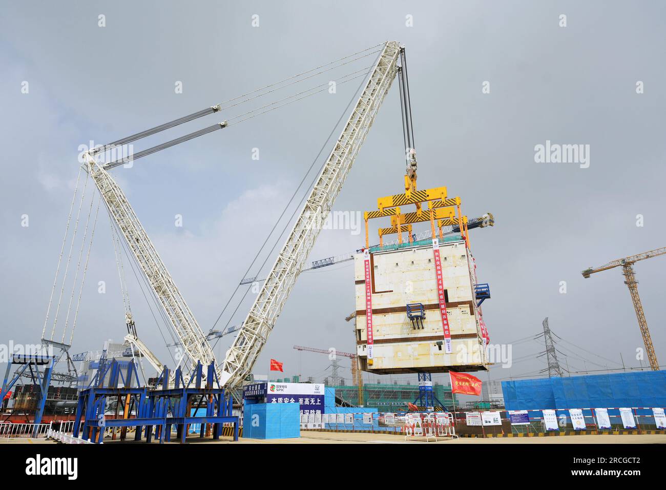 YANTAI, CHINE - 14 JUILLET 2023 - Une grande grue soulève le module CA20 dans l'île nucléaire de l'unité 4 de la centrale nucléaire de Shandong Haiyang en Y Banque D'Images