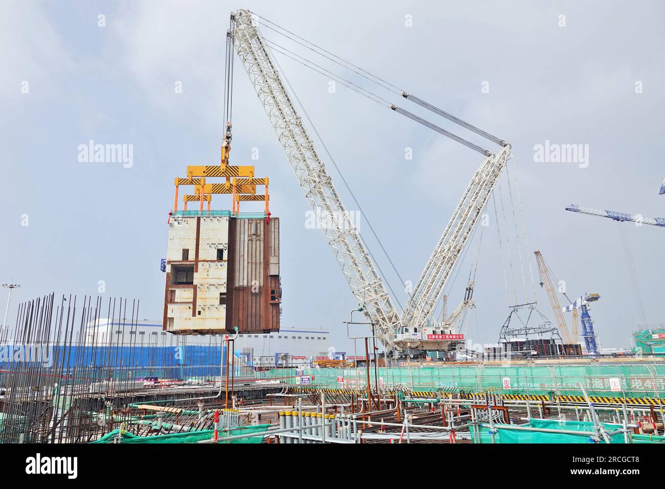 YANTAI, CHINE - 14 JUILLET 2023 - Une grande grue soulève le module CA20 dans l'île nucléaire de l'unité 4 de la centrale nucléaire de Shandong Haiyang en Y Banque D'Images