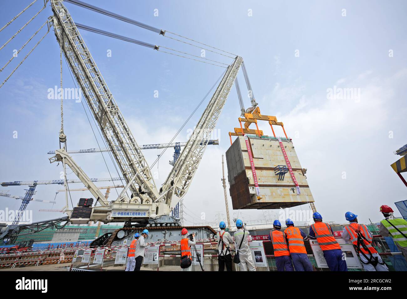 YANTAI, CHINE - 14 JUILLET 2023 - Une grande grue soulève le module CA20 dans l'île nucléaire de l'unité 4 de la centrale nucléaire de Shandong Haiyang en Y Banque D'Images