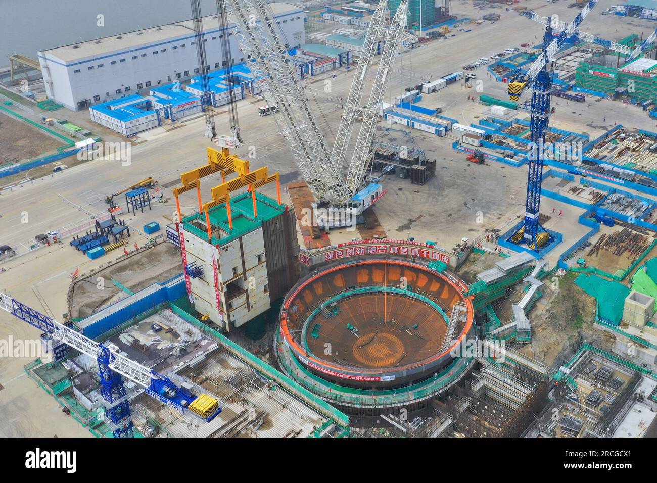 YANTAI, CHINE - 14 JUILLET 2023 - Une grande grue soulève le module CA20 dans l'île nucléaire de l'unité 4 de la centrale nucléaire de Shandong Haiyang en Y Banque D'Images
