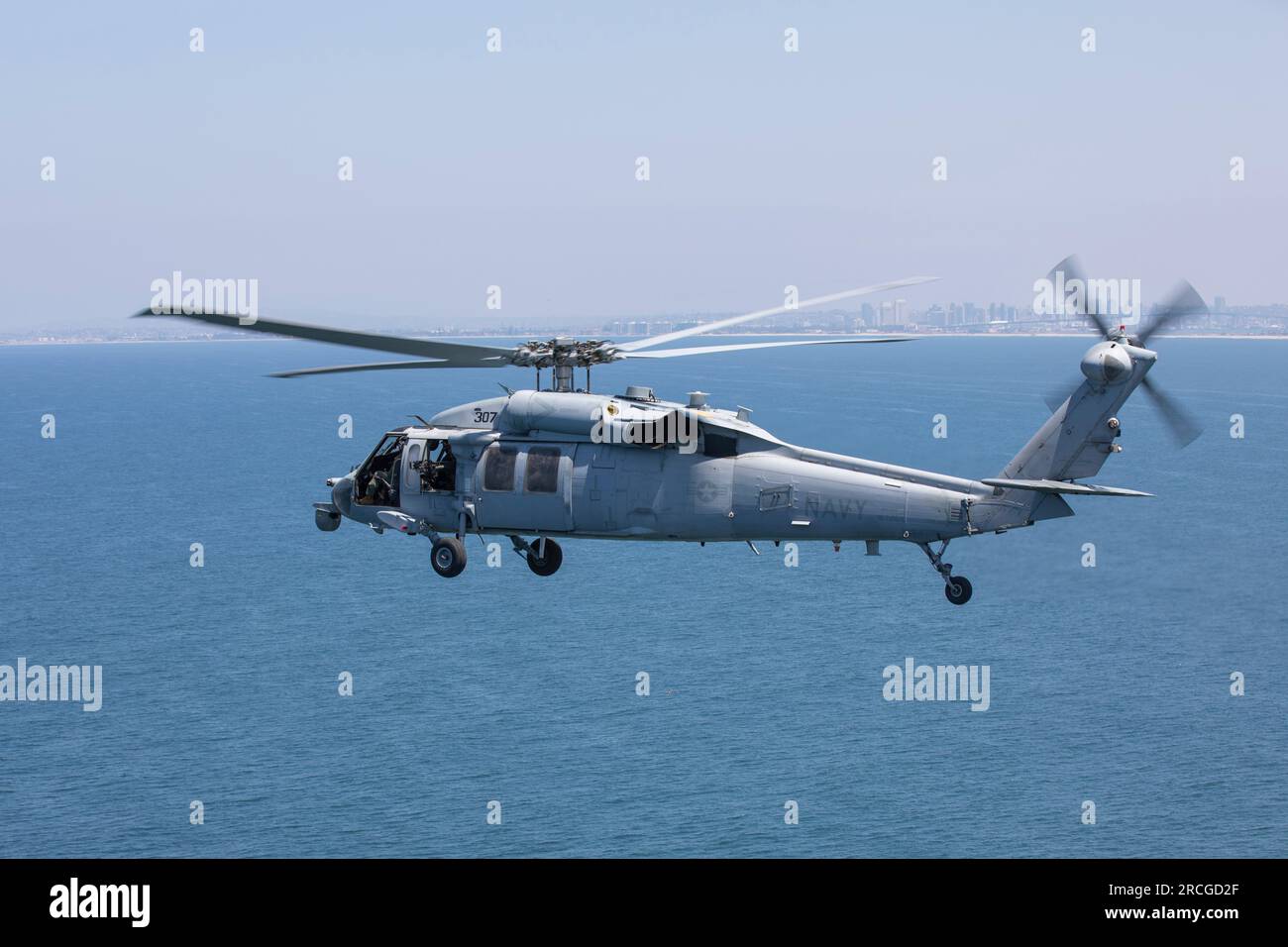 SAN DIEGO, Californie (30 juin 2023) les MH-60S Seahawks affectés aux « Firehawks » du Helicopter Sea combat Squadron (HSC) 85 survolent San Diego lors du dernier vol de l'escadron avant sa cérémonie de désactivation. L’escadron de réserve de la Marine HSC-85 est le dernier escadron d’hélicoptères de la Marine dédié à la guerre navale spéciale (NSW) et à la recherche et au sauvetage de combat (CSAR). (ÉTATS-UNIS Photo de la Marine par Ryan Lecompte, spécialiste des communications de masse de 2e classe) Banque D'Images