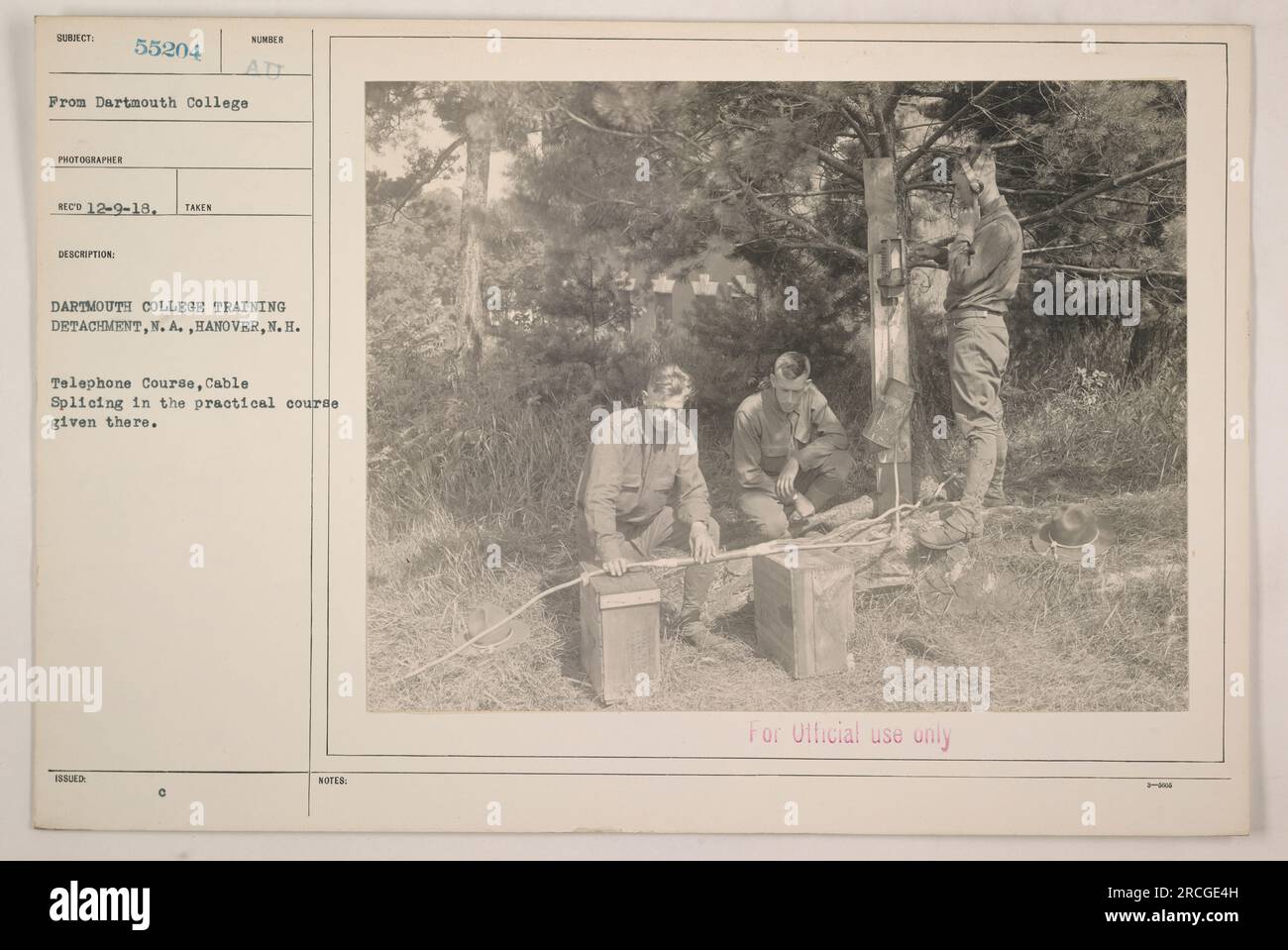 Soldats participant à un cours téléphonique sur l'épissure des câbles au détachement d'entraînement du Dartmouth College, N.A., Hanover, N.H. Le cours fait partie de leur formation pratique. Cette image a été prise par un photographe du Dartmouth College et est destinée à un usage officiel seulement. Banque D'Images