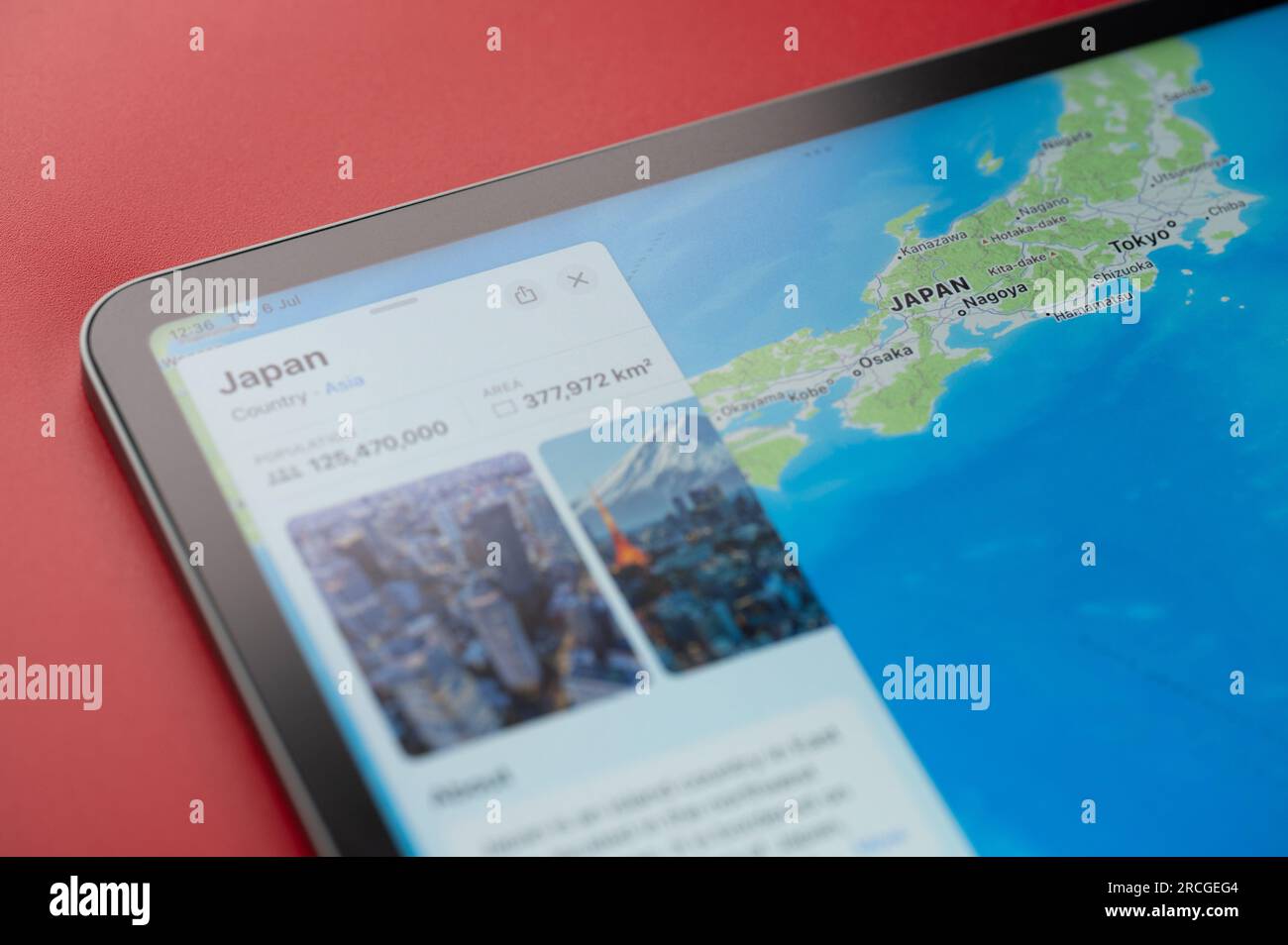 New York, États-Unis - 6 juillet 2023 : le Japon forme les lignes de frontière sur la carte ipad macro gros plan Banque D'Images