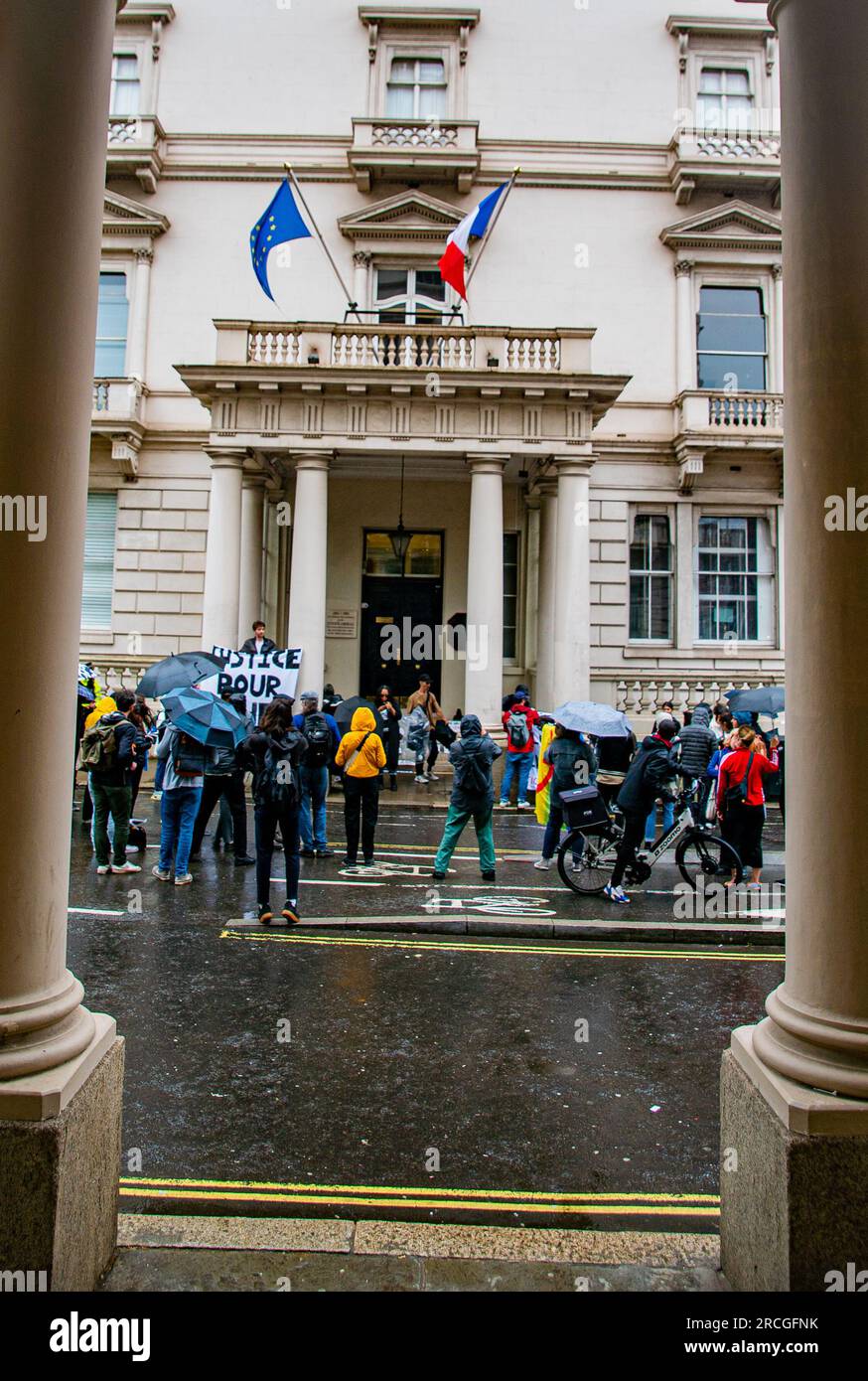 Londres, Royaume-Uni - 14 juillet 2023 Vigile de Nahel Merzouk devant l'ambassade de France. Banque D'Images