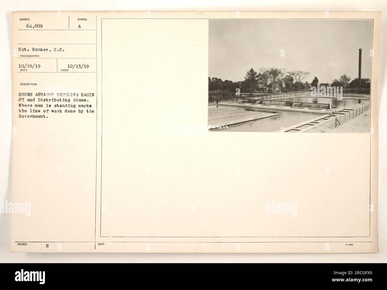 Bassin de décantation de l'aérateur #3 et distribution du panache pendant les activités militaires de la première Guerre mondiale. L ' homme debout marque la ligne de travail menée par le Gouvernement. Photographie prise par le sergent Bonner, S.C. le 18 octobre 1919. La description a été émise le 13 octobre 1919, avec le symbole H et le numéro d'identification unique 64,609. Banque D'Images