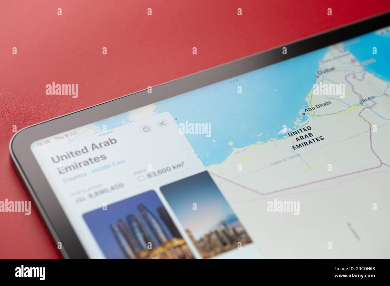 New York, États-Unis - 6 juillet 2023 : forme du pays des Émirats arabes Unis sur la carte macro ipad vue rapprochée Banque D'Images