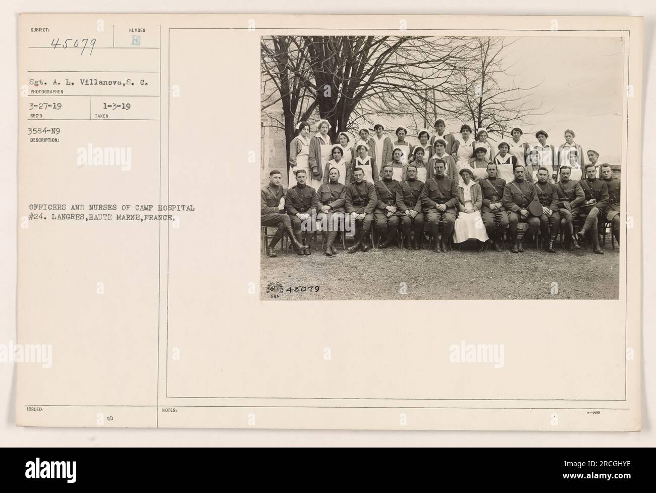 Photographie de groupe d'officiers et d'infirmières du Camp Hospital #24 à Langres, haute Marne, France. La photographie a été prise le 27 mars 1919 par le sergent A. L. Villanova du S.C. La photo est étiquetée 3584-19 et a été émise le 3 janvier 1919. Le numéro de série de ce sujet est 2045079. Banque D'Images