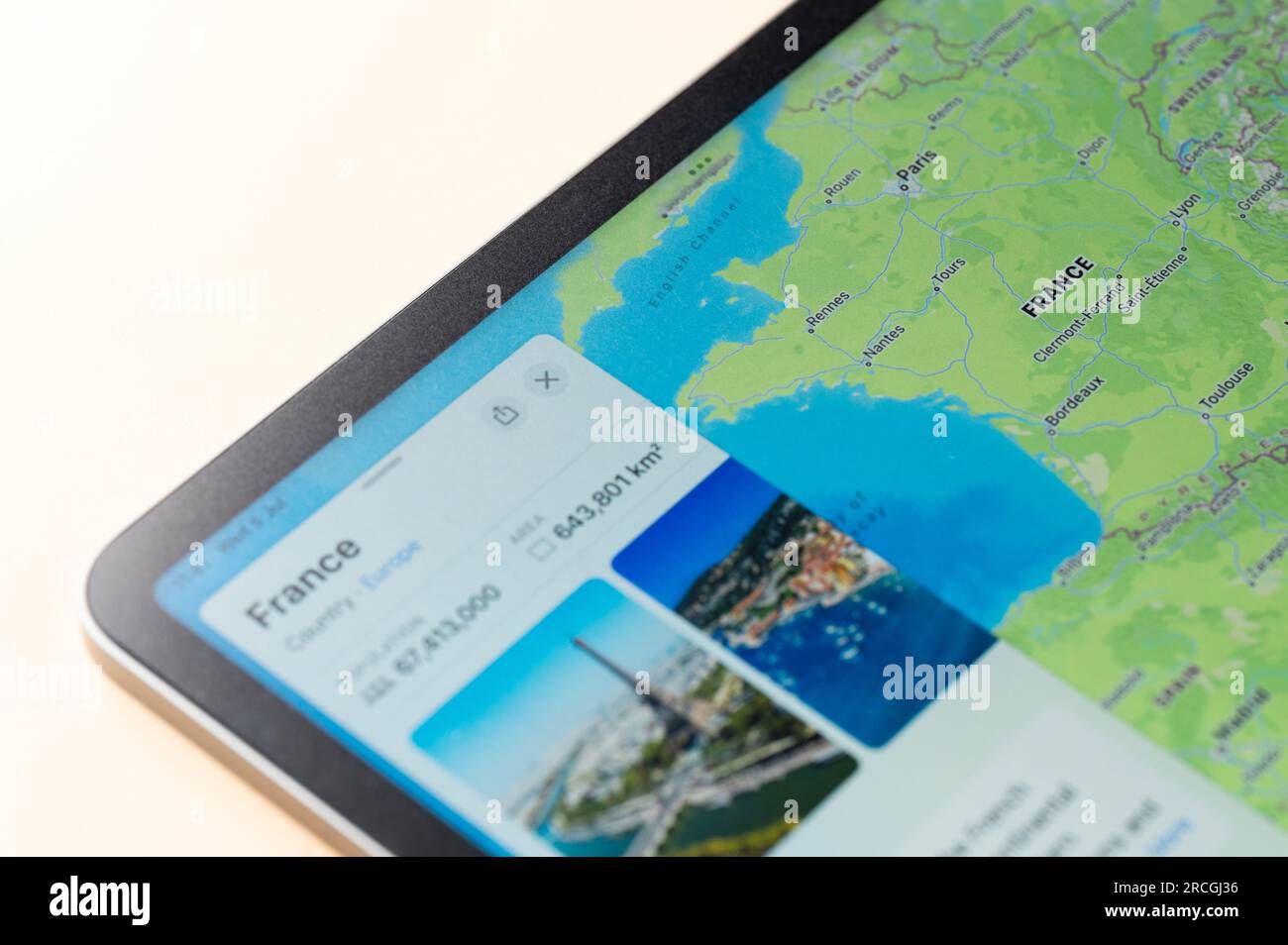 New York, États-Unis - 5 juillet 2023 : carte de la frontière de la France sur les cartes Apple gros plan sur l'écran de l'ipad Banque D'Images