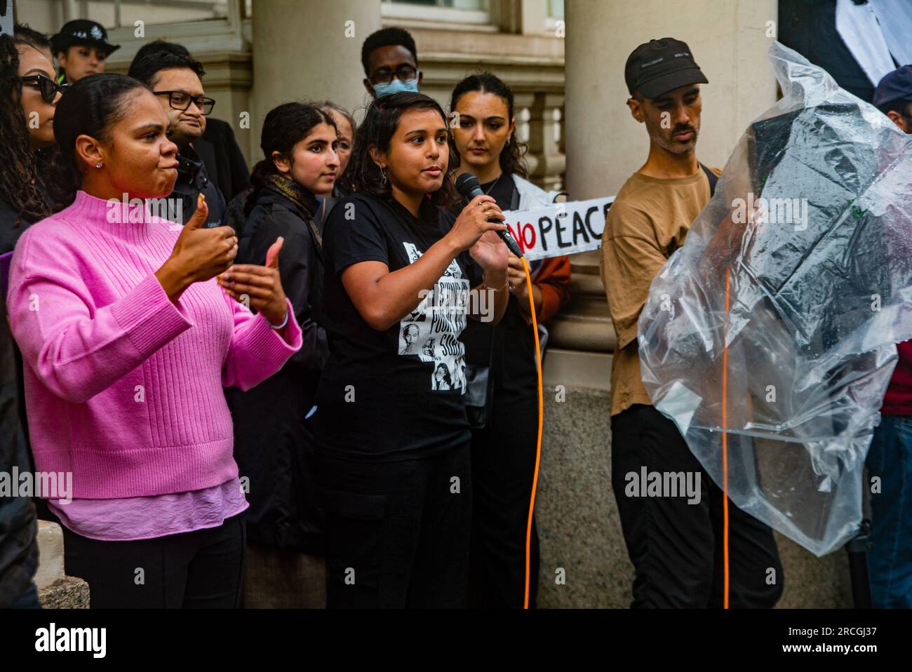 Londres, Royaume-Uni - 14 juillet 2023 activiste prenant la parole lors d'une veillée pour Nahel Merzouk devant l'ambassade de France. Banque D'Images