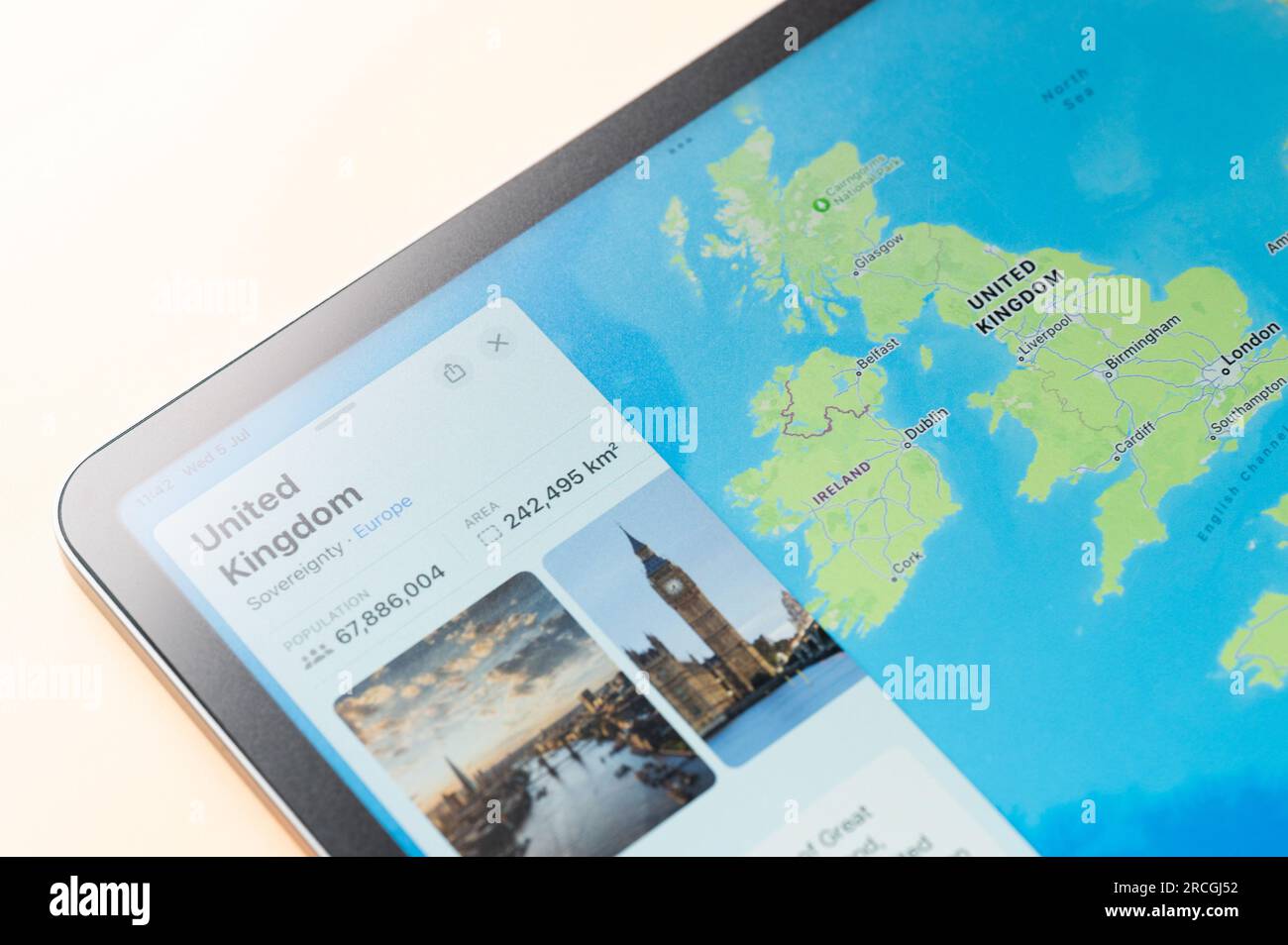 New York, États-Unis - 5 juillet 2023 : carte de la frontière du Royaume-Uni sur les cartes Apple gros plan sur l'écran de l'ipad Banque D'Images
