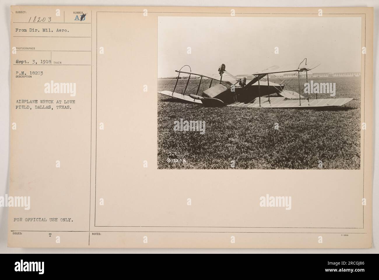 Cette photographie montre l'épave d'un avion à Love Field à Dallas, Texas. L'image provient de la collection du directeur de l'aéronautique militaire et a été prise le 3 septembre 1918. La photographie est étiquetée comme étant à usage officiel seulement. Banque D'Images